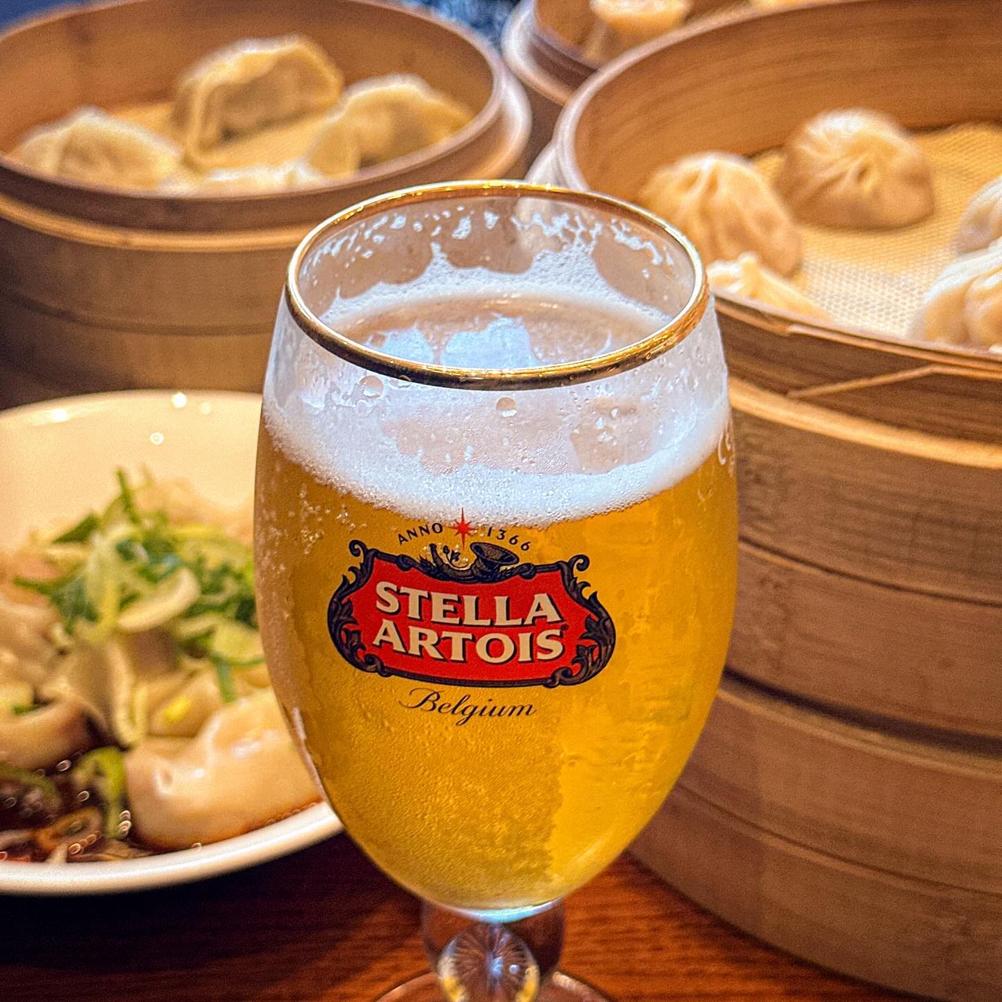 #광고 시원하게 들이켜 봐💦
미식과 함께 즐기는 BEER🍺

✨스텔라아르투아 X 딘타이펑✨
( stellaartoiskr )
( dintaifungkr )

오랜만에 딘타이펑 갔는데
스텔라 아르투아 생맥주가
눈에 딱 들어오더라구요🍻

시원한 청량감에다 부드러운
목넘김이 매력적인 특징이라
딤섬이랑 잘 어울리거든요❣️

오늘은 마셔야 해 하면서
딤섬이랑 같이 곁들이니까
찰떡같이 어우러지는 맛,,,💗

육즙이 팡팡 터지는 샤오롱바오🥟
새우살이 탱글한 새우샤오마이🍤
쫀득한 피가 매력있는 새우쩡쟈오🦐
맵싹한 소스를 곁들인 매운새우완탕🌶️

야무지게 확실한 맛의 딤섬에다
스텔라아르투아 한 잔 곁들이며
다채롭게 즐길 수 있었어요⭐️

by #FREEMEEOM x inflca

-

#스텔라아르투아 #stellaartois #딘타이펑 #딘타이펑김포공항점 #생맥주맛집 #샤오롱바오 #소룡포 #샤오마이 #슈마이 #샤오롱바오맛빕 #소룡포맛집 #대만음식맛집 #딤섬맛집 #맛스타그램#먹스타그램#먹방스타그램#먹팔#먹스타맞팔#좋아요#좋반#먹반#팔로우#인스타푸드#온더테이블#푸드스타그램#맛집스타그램#일상스타그램#맛집추천
 
*경고: 지나친 음주는 뇌졸중/기억력 손상이나 치매를 유발합니다. 임신 중 음주는 기형아 출생 위험을 높입니다. 제조사/판매사: 오비맥주