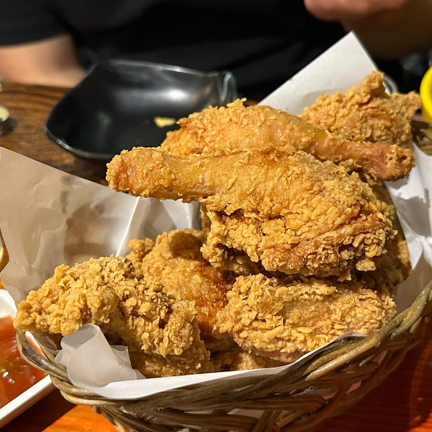 요즘 최애 치킨집 #신사호프
 
어딘가 익숙한 맛은 KFC에서의 오랜 경력에서 나온 것이였던 것
치킨 한마리를 주문하면 준코급으로 안주가 나와서 혜자
분위기도 맛도 Excellent!! 🍗
시원한 맥주🍺 땡길 때는 당연히 여기!
이쪽으로 이제 헬스 등록할건데.. 
참새가 방앗간 지나갈 수 있을까?
 
✔️후라이드치킨 19,000원 
📍서울 서초구 나루터로 79
 
#도순이의맛집
#도순이의맛집_신사