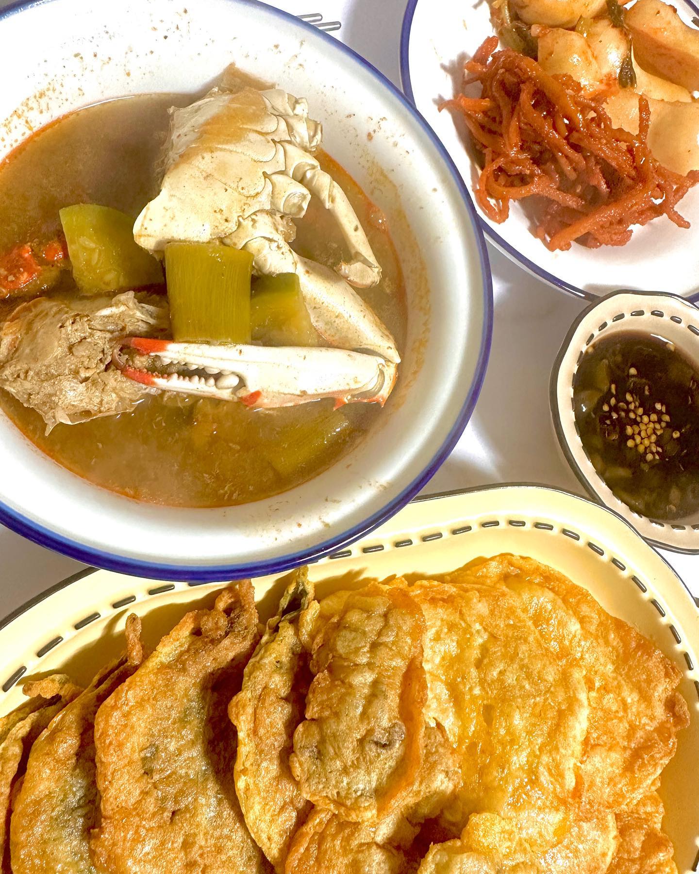 용돌이 먹일 꽃게탕과
시장에서 사 온 전
정작 나는 속 안좋아서 먹방구경중
되게 행복해 하면서 먹는다