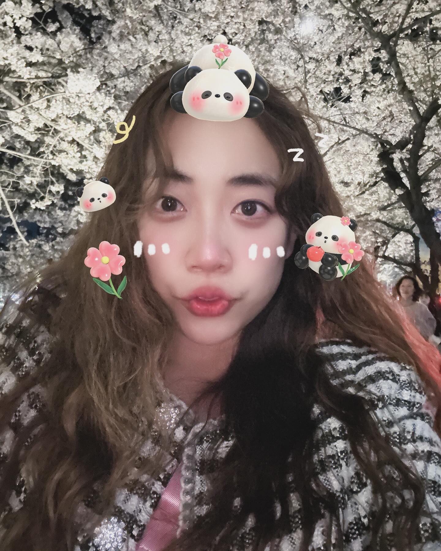 올해도 빼먹지 않고 #불광천 
.
.
.
역시 여기는 #야간벚꽃 찐이야!
너무 걸어다녀서 팬더 옆에 팬더가 되어버렸다😎

#불광천벚꽃길 #불광천야간벚꽃