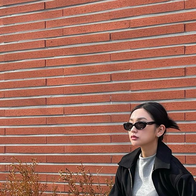 L E N A on Instagram: "Spring is coming🌸 따뜻한 봄이 다가오는 요즘, 가벼운 아우터가 필요할때 입는 비바브라운 비건 스웨이드 자켓 루즈하며 살짝 오버핏이라 데일리룩으로 즐겨입기 딱 좋은 아