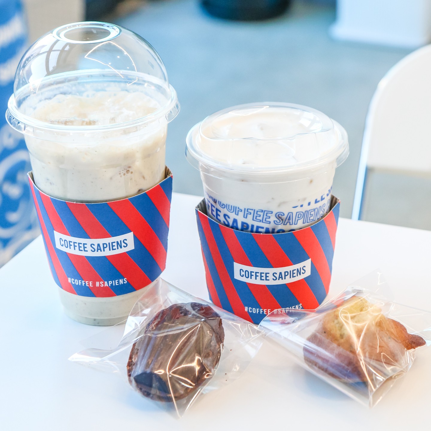 _
☕ 커피사피엔스 영등포반도아이비밸리점
☕ 영등포동6가 145 116호

☕ 햄프씨드 크림샷 라떼
☕ 햄프씨드 밀크 라떼
🍪 고소 햄프 마들렌
🍪 달달 초코 마들렌

계속해서 취향저격 신메뉴가 출시되는 커피사피엔스에 운동러, 다이어터 분들이 즐기기 좋은 음료, 커피, 디저트가 출시되었다고 해서 냉큼 다녀와봤습니다😍

이번에는 햄프씨드를 베이스로 하는 음료, 커피, 디저트 되겠으며 햄프씨드는 세계 6대 슈퍼푸드로써 고단백 저탄수 과실로 알려져있기때문에 다이어터, 식단 관리하는 분들이 부담없이 즐길 수 있지 않을까 생각했습니다😊

햄프 밀크 라떼는 고소함과 달달한 맛이 살아 있어 음료 타입을 선호하는 분들이 좋아 할 것 같고 햄프 크림샷 라떼는 커피의 풍미가 살아있어 커피를 좋아하는 분들에게 취항저격 커피가 될 수 있겠습니다😍

고소 햄프 마들렌은 플레인 마들렌에 햄프씨드가 더해져 고소함과 씹는 재미를 기대 할 수 있겠으며 달달 초코 마들렌 역시 햄프씨드가 들어가있고 달달한 맛이 베이스가 되기때문에 저처럼 초코성애자분들은 원픽 디저트가 되지 않을까 생각합니다😊
.
.
.
.
.
.
.
.
.
.
.
.
#커피사피엔스 #커피사피엔스영등포반도아이비밸리점 #카페스타그램 #커피스타그램 #커피 #카페 #카페투어 #햄프씨드 #고단백음료 #단백질음료 #다이어트 #다이어터 #식단 #식단조절 #식단관리 #치팅데이 #영등포시장역카페 #영등포동카페 #영등포구청역카페 #영등포카페 #당산카페 #당산동카페 #먹팔 #먹팔반사 #먹팔맞팔 #먹팔하면맞팔 #맛집블로그 #맛집블로거