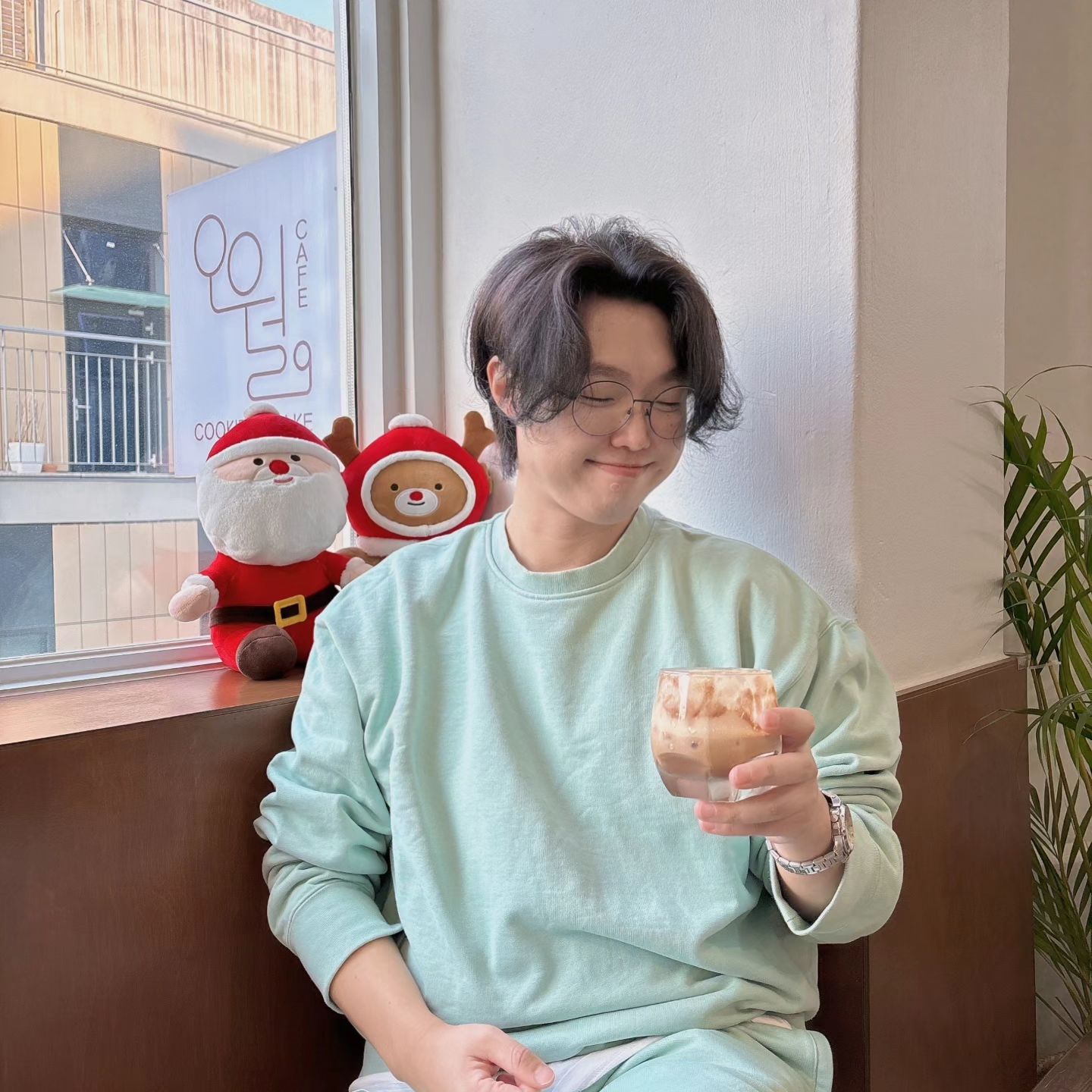 커피 사진
입니다.
저를 곁들인

.
.

#오월이구 따뜻한 공간에서 맛있는 디저트와 커피를 즐길 수 있는 곳. 노량진 대방라인에서 찾기 힘든 감성 카페인데 맛있기 까지 하니 주변에 사시는 분들은 꼭 가보시면 좋을 곳! 쑥갸토쇼콜라는 꾸덕하면서 부드러운 식감을 동시에 느낄 수 있었고 쑥 맛도 진해서 정말 맛있게 먹었음!

여기 방문했을 때는 머리가 길었는데 이제 잘라서 짧아짐.. 더 늙기 전에 길러보고 싶었는데 역시나 안 어울려서 잘라버림.. 힝 ㅠ

.
.

#대방동카페 #대방역카페 #대방동디저트 #분위기좋은카페 #카페스타그램 #데이트코스 #조용한카페 #디저트맛집 #대방역디저트카페 #커피맛집 #대방카페 #대방동예쁜카페 #대방동사진찍기좋은카페 #얼스타그램 #대방동카페추천 #스마일 #노량진카페추천 #노량진카페 #노량진분위기좋은카페 #카페탐방 #분좋카 #smile #selfie #l4l #맞팔환영 #좋아요반사