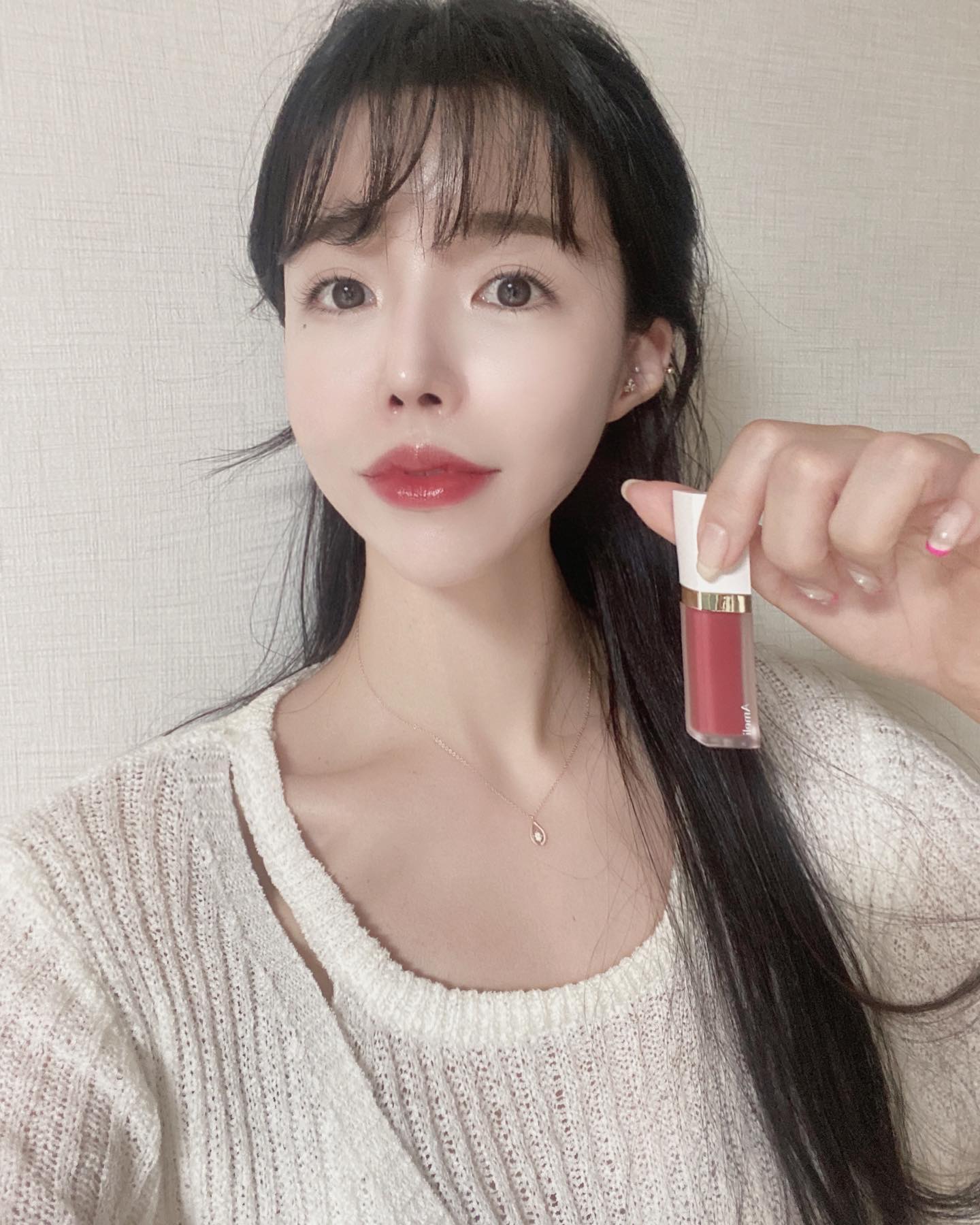 #협찬

‘아멜리’ 개인적으로 너무 선호하는 브랜드여서 색조제품 이것저것 다 사용하고 있었는데.. 역시 나르시시즘 립틴트도 넘 좋아요..! 

아멜리 립틴트는 일반적인 틴트와 다르게 글로즈와 틴트의 조합으로 하루종일 촉촉하게 입술색이 너무 예뻐요

오히려 시간이 지날수록 광택이 없어지면서 입술에 물들어 있는 색감이 더욱 예쁘고 차분하게 드러나요😌

글로즈와의 조합에서 지속력이 이렇게 좋을 수가..!!!!! 

720 로즈 앳 나잇은 브릭과 로즈의 오묘한 중간색이라고 할까요
딱보기엔 로즈에 가깝지만 완전 붉은 색감이 아니라서 극 웜톤만 아니라면웜톤 쿨톤 모든 피부에 잘 어우러질 수 있을 것같아요!
브릭/로즈 색상 모두 좋아하는 저에겐
딱이내요💗 
점점 가을이 오고 있는데 지금 바르기 딱좋아요☺️

ameli_official_kr

#아멜리 #나르시시즘립틴트 #아멜리틴트 #틴트추천 #틴트