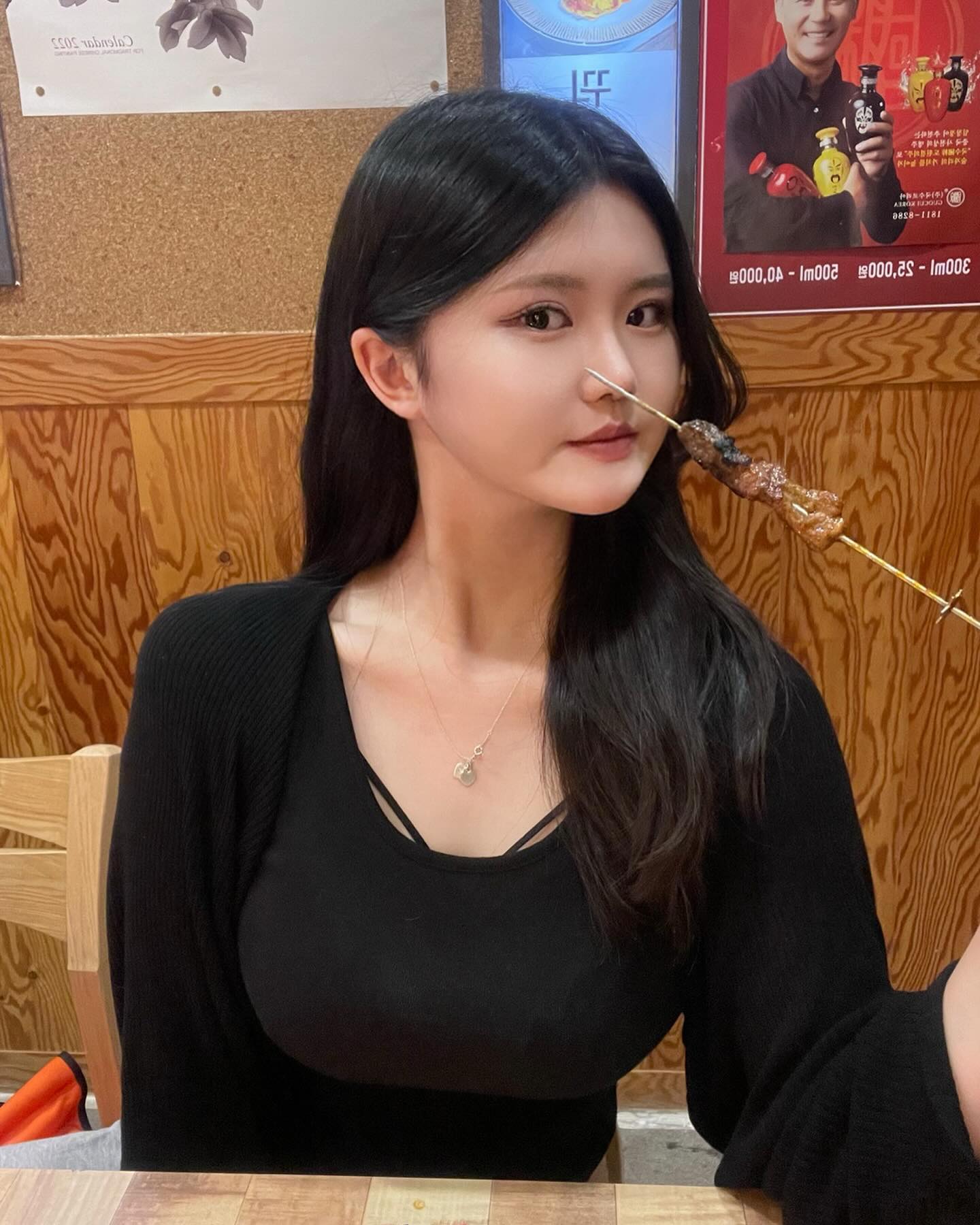 #광고 #협찬 

대구에서 가장 맛있는 양고기집 #왕양하오하오 

양꼬치, 양갈비, 중화요리까지 모든 중식요리 맛집 💓
가게 분위기도 입구에서부터 완전 중국여행온 느낌,, 
넓은 매장에 가게 앞 주차장까지 ✌️

고급진데 향까지 좋은 숯이라 양꼬치 전용불판에 직화로 먹으니 촉촉해서 넘 맛있더라구요?!
양꼬치 잡내 없기 어려운데 잡내 전혀 없고 오히려 은은한 불향이라 더 좋았어요오 💕
양꼬치에 절대 빠질 수 없는 맥주까지 먹으니 여기 진짜 중국인줄 🫢

홀도 넓고 룸도있어 가족외식, 데이트, 모임 등 즐기기에도 좋아서 대구 사시는분들 모두 저장 꼭 하기 ✔️‼️

🏡 wang_yang_haohao 
📌 대구 남구 이천로 38
🚘 가게 앞 가능
⌚️ 매일 12:00 ~ 24:00
 
#대구양꼬치맛집 #대구양갈비맛집 #대구맛집추천 #왕양하오하오
