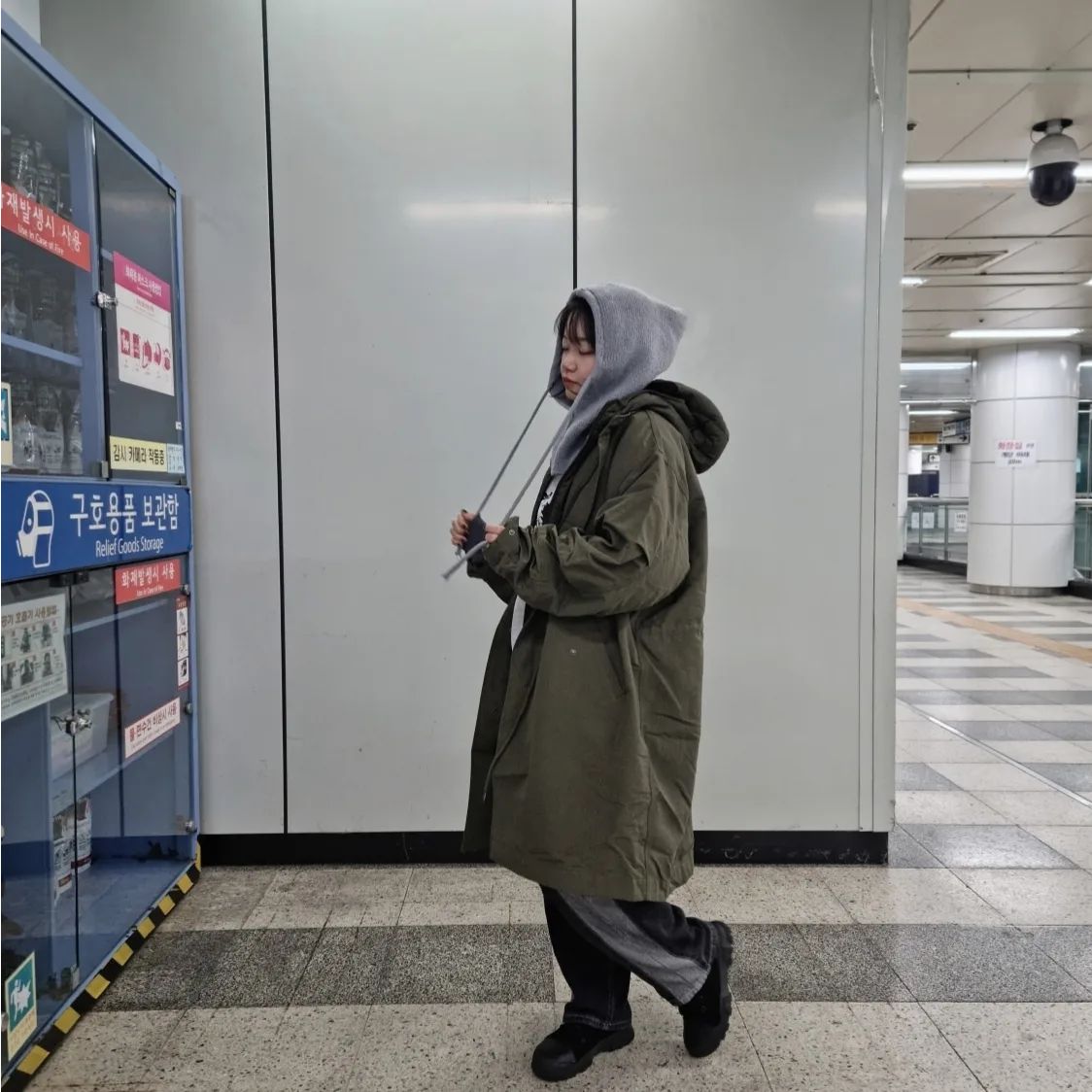 바라클라바를 활용한 야상 개파카 입기😉
목도리 두르기는 귀찮고 가볍게 할게 없을까 둘러보다
걸친 바라클라바가 꽤나 맘에 들었던 코디

그레이와 카키의 조합은 언제나 올바른 조합💕
