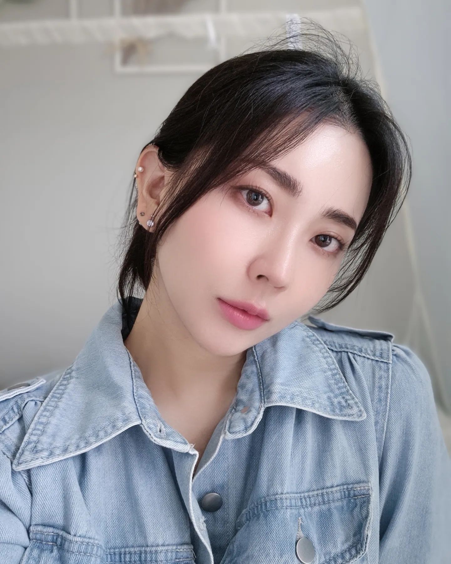 협찬컷이지만 오랜만의 네일이라고 신나서 찍은것들,,
피드 자주 올리기 왜케 힘들죠🥲 현생 바쁘다 바빠
벌써 여름🌞 더위 조심하세요

 #자석젤 #오로라네일 #네일자랑