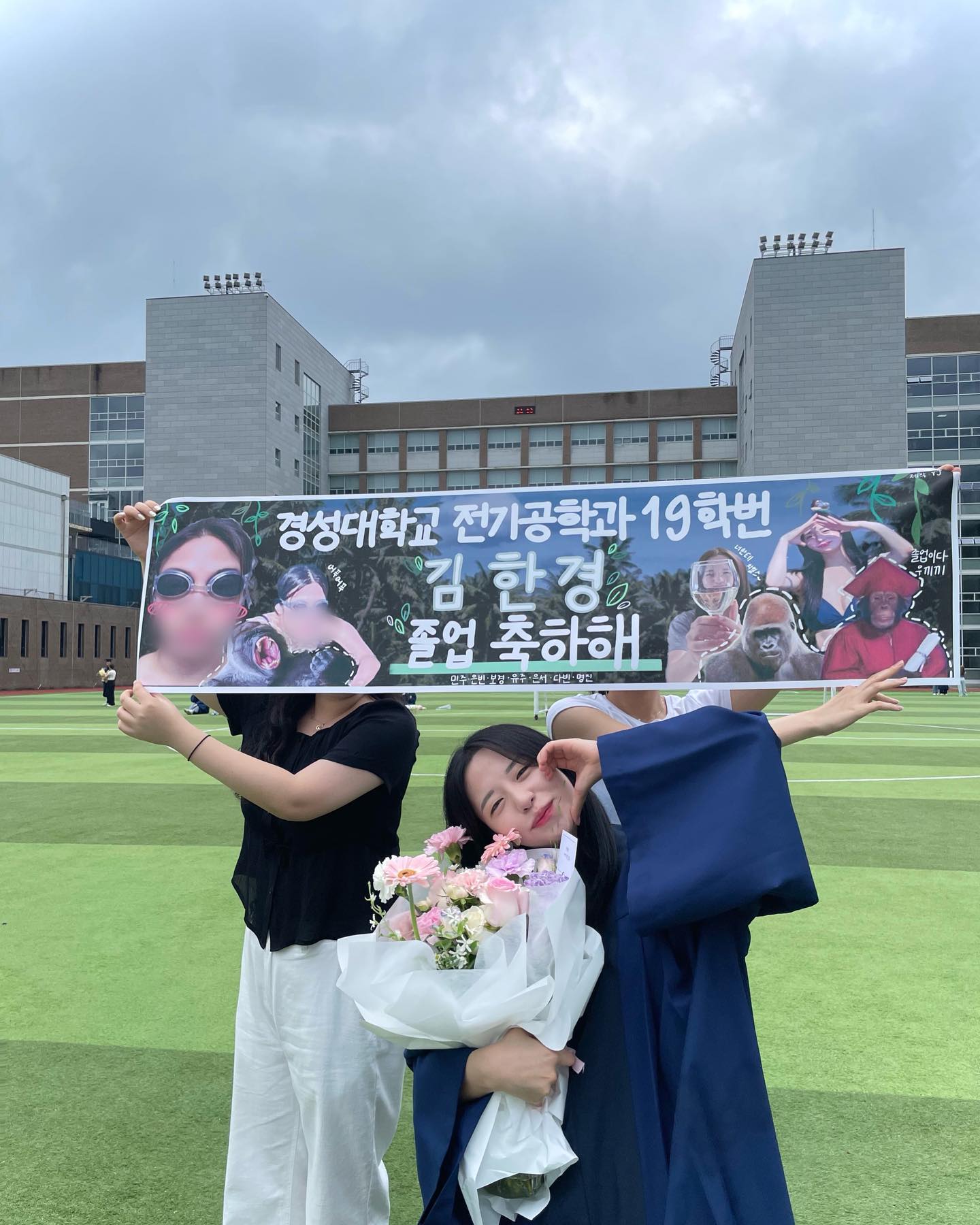 친구들이 있어서 행복해요 ^~^ 
학교 다니면서 잘 지내줬던 사람들 
다 감사합니다 ^__^ ♥
누군지 말 안 해도 다 알 거라고 믿슴니다