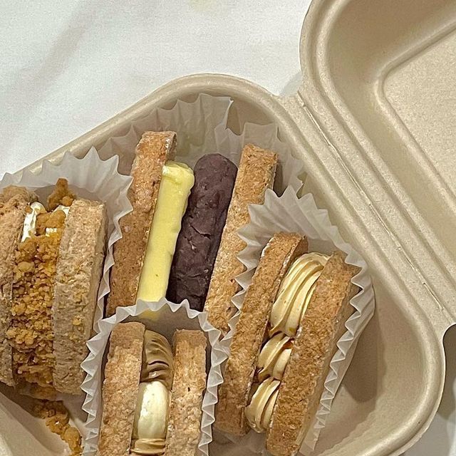 빵수닝🥨 on Instagram: "#협찬 전포동 까눌레 맛집 ෆ 전메뉴 포장 가능하고 연중무휴에 영업시간도 길어서 급하게 선물용으로도 구입할 때 완전 추천 ! 다음엔 에그타르트 머그러 가야지 📍