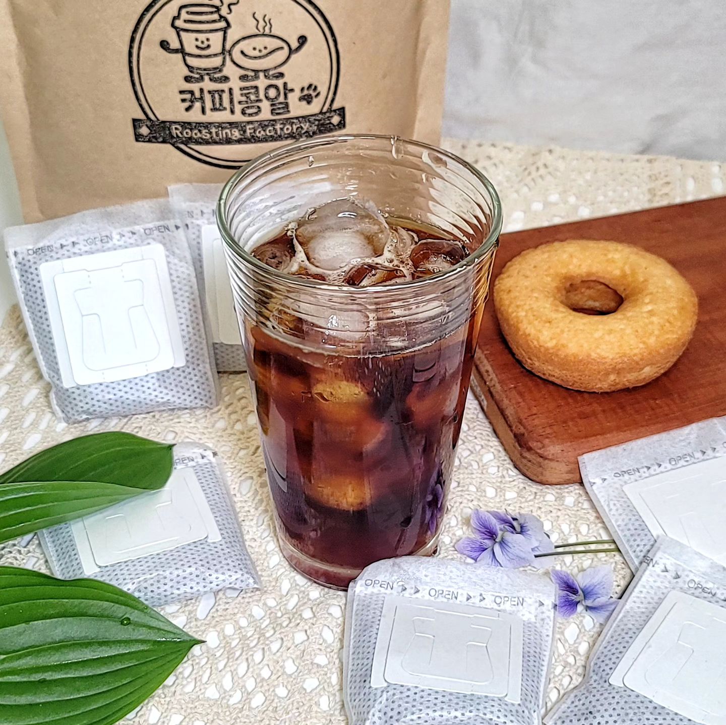 #협찬 

커피콩알 라이트카페인블렌딩 드립백☕️

✔️콜롬비아+과테말라+에티오피아 원두 
✔️로스팅 포인트는 미디움과 시티사이 
✔️구매처: 커피콩알 스마트스토어 

☕️ 디카페인과 스폐셜티를 적절히 배합해 블렌딩된 커피콩알 라이트 카페인 드립백으로 커피를 마셔봤어요. 

☕️ 대용량으로 30개가 들어있어 가격이 저렴해서 커피를 자주 마시는 먹선생이 부담없이 마시기 좋아요. 

☕️ 라이트 카페인으로 커피한잔의 카페인을 30%까지 줄여 카페인에 약한 먹선생이 오후늦게 마셨는데도 잠을 잘 잤답니다. 

☕️ 주문 당일 로스팅된 드립백으로 향과 밸런스가 정말 좋아요. 

☕️ 한 모금의 레몬그라스차와 같은 부드러운 산미에 목넘김 후에는 카카오닙스의 씁쓸하고 고소한 후미가 느껴지며 산미가 은은하게 사라져 마시기 좋았어요. 

☕️ 스폐셜티이 조합으로 밀크초콜릿의 부드러운 단맛까지 느껴져 단맛, 신맛, 바디감 모두 먹선생 취향에 딱이에요. 

☕️ 드립백을 뜯어 컵에 장착 후 뜨거운 물을 부어 커피를 추출하는 간단한 방식이라 홈카페용으로 좋고, 캡핑갈 때 가져가기도 좋아요. 

☕️ 커피를 좋아하지만 카페인에 약하신 분들께 추천드려요.

#커피콩알 #드립백커피 #디카페인커피 #저카페인