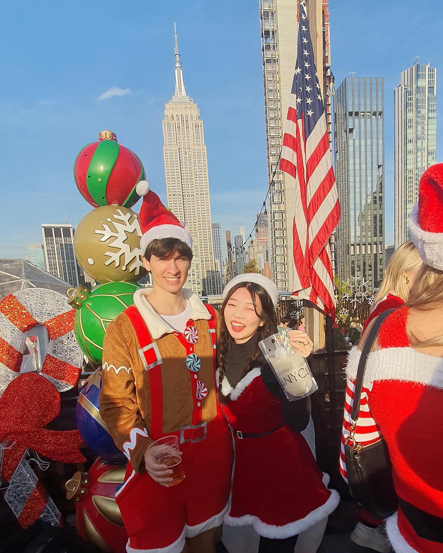 로스 진저브래드맨 신티 옷 넘 귀여웡❤️
폰 망가져서 이제야 복구한 크리스마스 사진ㅋㅋ 🎄
12월초 뉴욕에서 열리는 산타콘 파티에 가보길 추천드려요!! 
#christmas #santacon #santaconnyc #empirestatebuilding #couple #husband