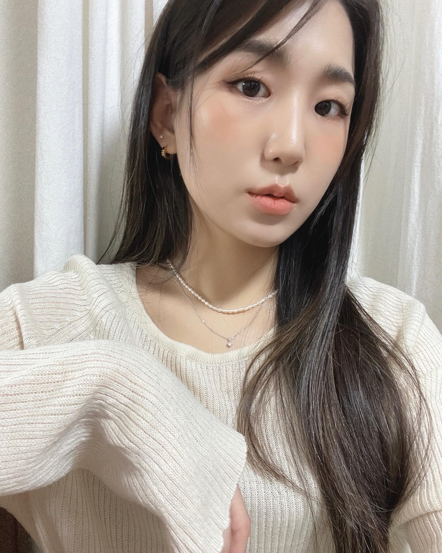 #협찬#광고지만솔직후기 
웜톤들에게 찰떡인 아이 메이크업 추천템 가져왔어요!
팔레트 하나로 음영 메이크업 쌉가능!

톤생화 섀도우 컬러 하나하나 데일리해서 다 손 너무 잘 가고, 
실키한 텍스처라 날림 없이 눈에 착붙!
섀도우, 글리터, 블러셔까지 외출할 때 요거 하나만 챙겨도 메이컵 가능!😆

그중에 저의 원픽은 01 나인트리🤎
봄되면 오렌지 달리아 팔레트로 메이크업 해 보려구요~
아참! 쿨톤 팔레트도 있으니깐 참고하세용!