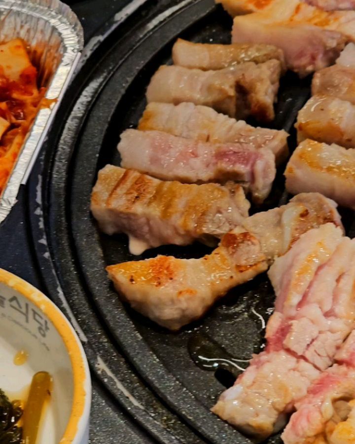 #협찬 가성비 좋은 통통한 숙성 돼지고기🤎

편안한 분위기의 인테리어와  테라스가 있어 개방감 있게 식사를 할 수 있는 곳이에요!

최상급 숯불 삼겹살을 가성비 있는 가격에 즐길 수 있는 곳이에요😍 
거기다 사이드메뉴까지 다양해서 여러 조합으로 먹기 딱이었어요!

방이동, 석촌호수 근처 골목에 위치한 곳으로 가족끼리, 친구끼리, 데이트로 오기 딱!

⭐️돈대갈비⭐️
통통한 숙성 고기라 식감이 최고!👍 
첫 점은 와사비 올리규 소금 콕 찍어 고기 본연의 맛을 느끼기😆
대파김치랑 완전 짤떡궁합!! 대파김치가 진짜 너무 맛있어요ㅠㅠ!!😝
오돌뼈까지 오도독 오도독 씹어먹음 고소함 폭팔!!

직원분이 고기를 구워주셔서 편하게 먹을 수 있어요 :)

⭐️볶음밥⭐️
고기 먹고 볶음밥은 선택이 아닌 필수!

볶음밥은 주방에서 따로 볶아져서 나오는데 고기가 왕창 들었더라구요😃

덕분에 식감이 다채로웠어요!
쌈장 올려 먹음 맛없없😋

석촌호수 산책 전 든든한 한 끼 어떠세요🤗
.
뉴서울식당 잠실방이본점
📍서울 송파구 방이동 36-91층 뉴서울식당
.
#뉴서울식당잠실방이본점#방이동맛집#석촌호수맛집 #방이동고기집#방이동삼겹살#돈대갈비#숙성고기#고기맛집#돼지고기맛집