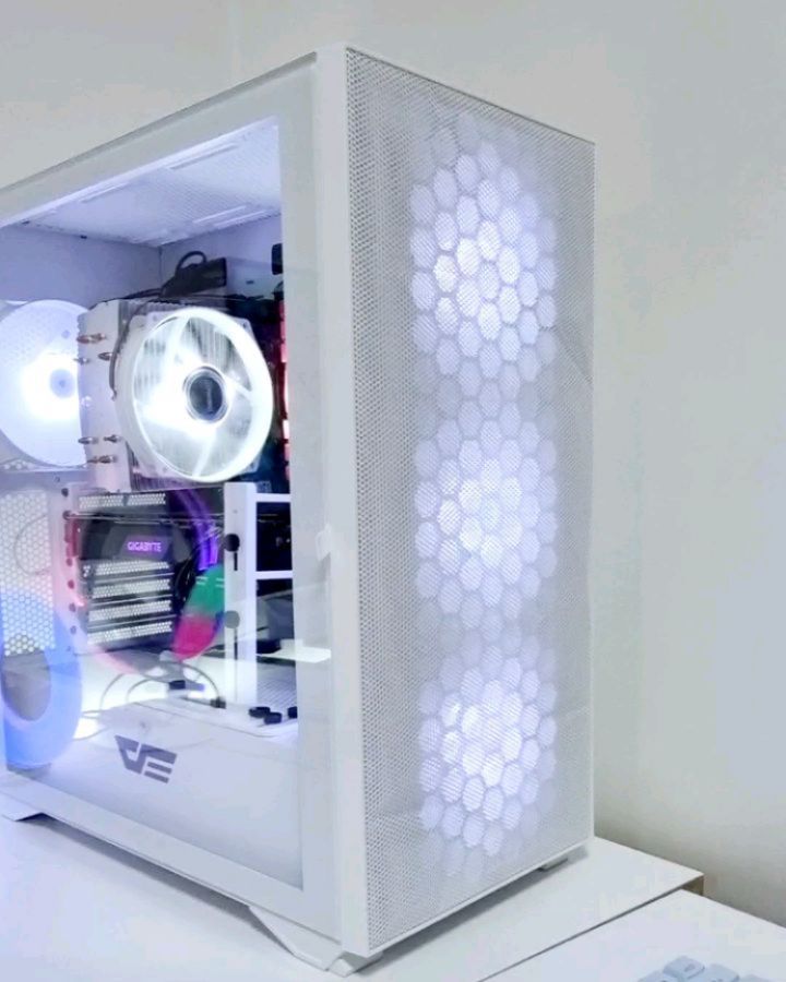 #협찬  DLX21 MESH V3 WHITE🎵
깔끔하고 예쁜 PC케이스 DLX21 MESH WHITE
이번에 3차 업그레이드 되어 판매중인 PC케이스랍니다😁
⠀
메인보드 연결하여 FAN 속도 제어가 가능해졌고,
전면 베젤 테두리와 내부 컬러가 ALL WHITE로 변경되었어요.
⠀
전면 탈부착 먼지 필터도 적용되고 VGA 지지대가 기본제공됩니다.
강화유리(테두리/힌지/손 잡이 천) 컬러도 블랙에서
화이트로 변경되어 완벽한 화이트 PC케이스가 되었어요.
⠀
넓은 확장성으로 최신 고성능 시스템 구축도 문제없는
다크플래쉬 DLX21 아주 만족스러운 제품이에요~🎶
⠀
#다크플래쉬 #PC케이스 #DLX21 #국민PC케이스

darkflash_as
⠀
"이 글은 다크플래쉬로부터 제품을 제공받아 작성하였습니다."