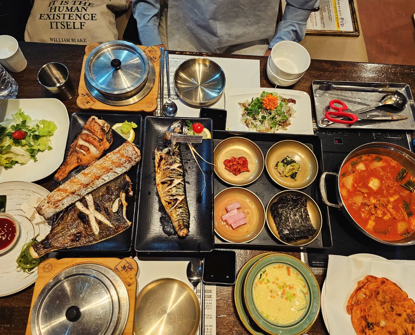 임당검사 한다고 피를 세통이나 뽑았더니 기력이 없어서 보충할겸 건강식단 먹으러 생선구이 맛집 #부천집 갔어요~!!
두번째 방문인데 볼락, 갈치, 가자미, 고등어 4종류의 생선을 화덕으로 구워서 내주시고! 칼칼한 묵은지 전골도 나와서 완벽한 집밥 느낌이 나서 너무 좋았어요😋
그리고 제일 별미는 셀프로 구워먹을 수 있는 김치전!!! 남편이랑 저랑 둘다 너무 좋아해서 두장씩 구워서 먹었어요ㅋ.ㅋ
뜨끈한 솥밥 먹으면 마무리는 역시 고소한 숭늉!!
.
.
#부천집 #부천맛집 #생선구이맛집 #임당검사 #일상 #먹스타그램