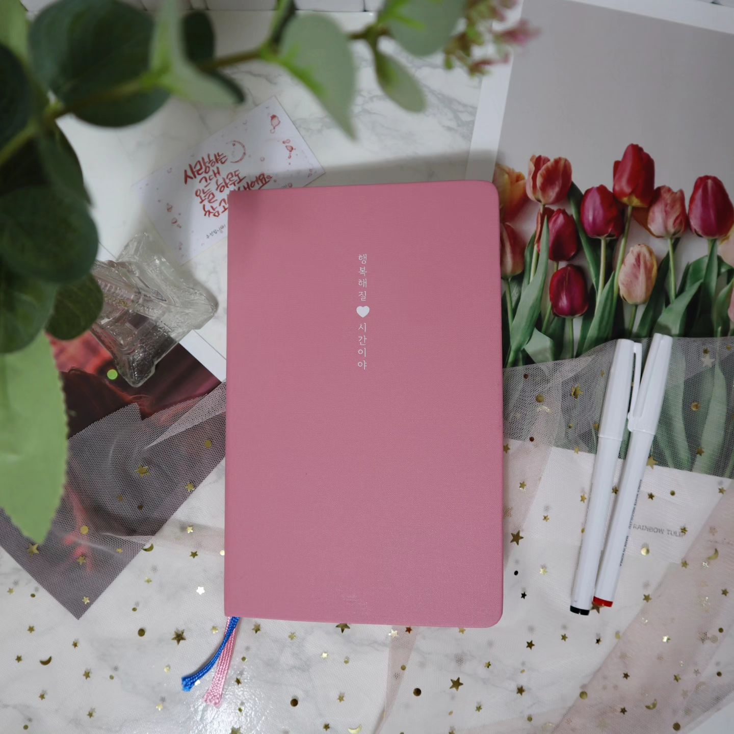 손으로 쓰는 오늘의 일정과 감정, 생각정리
제대로 다이어리 쓰기를 시작했다📖
훗날 오늘의 하루를 기억하고 싶어졌다.
다이어리를 쓰다보니 매일이 소중해지고
감사한 일도 많다는걸 느끼고 있다.❕️

2024년 다이어리는 🩷'리훈'🩷으로 정했다!

'리훈' 감성다이어리 하고 싶은 말 버젼💫
디자인, 색감, 그리고 따뜻한 응원이 참 좋다!
중간중간 나를 위로해주는 글귀들에 으쌰으쌰
일기쓰면서 감성 돋을 수 있음 주의🥹🫣

위클리/날짜형 으로
내가 필요한 부분만 깔끔하게 쓰려고 선택!
(속지타입 원하는대로 고를수도 있음요😘)
180도 펼쳐지니까 사용감 진짜 편하고
뒷비침없는 종이였어! 😲만년필사러간다~

쓸말이 없을땐 RGRG스티커 활용하기 ⁉️

이번년도엔 나를 제대로 기록해보자!
좋아 #행복해질시간이야🥰

#협찬 #rihoon #리훈하고싶은말다이어리 #2024다이어리 #위클리꾸미기 #만년필다이어리 #만년필필사 #만년필노트 #업무일지 #다꾸초보러 #플래너그램 #일기는일기장에 #다이어리정리 #데일리플래너 #위클리다이어리 #노트꾸미기 #만년다이어리 #일기장스타그램 #회사다이어리 #다이어리꾸미기 #다꾸 #일기 #리훈 #리훈다이어리
