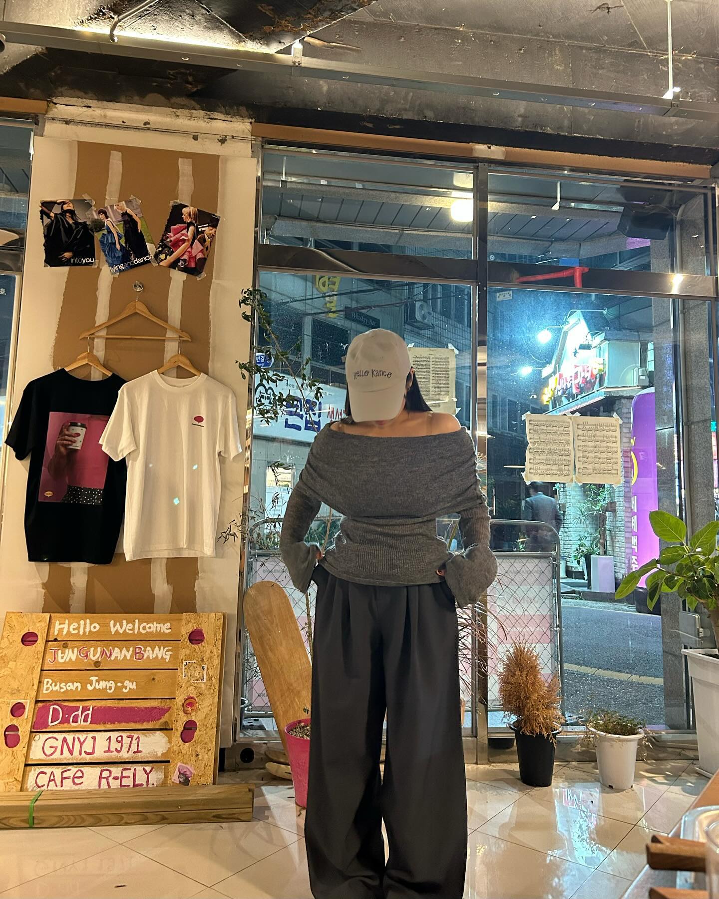 오늘 뭐입지❔

_
#오프숄더 #오프숄더니트 #연말룩 #연말파티룩 #초량카페 #남포동맛집 #남포동카페 #남포카페 #남포술집 #남포맛집 #서면힙한술집 #전포힙한카페 #서면핫플레이스 #전포핫플 #전포동맛집 #서면신상카페 #전포신상카페 #광안리핫플 #광안리술집 #대연맛집 #대연동맛집 #대연동카페 #오늘뭐입지 #힙지로 #겨울코디 #겨울ootd