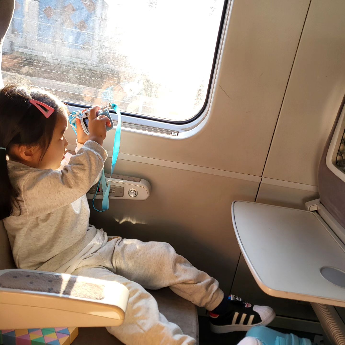 너와 첫 기차여행🚆
영상 없이 버텨보겠노라 각종장난감과 간식을 챙겼지만 조용히 시키느라 2시간 같았던 50분😅
그래도 기차탄다고 좋아하는 너와 다양한 체험을 해서 엄마도 뿌듯했던 청주여행👭🏻

잠시나마 너랑 둘이 일본여행을 꿈꿨던 나자신.. 
아직 아니야.. 정신차려..😇

#세돌 #36개월 #도치맘 #맘스타그램 #3살 #11월 #겨울 #주말 #주말여행 #토요일 #국내여행 #육아 #육아스타그램 #딸맘 #딸바보 #딸스타그램 #육아일기 #육아소통 #쥐띠아기 #쥐띠맘 #기차여행 #청주 #청주여행 #겨울여행 #ktx #당나귀 #승나체험 #피자만들기 #더플레이그라운드 #아이와갈만한곳