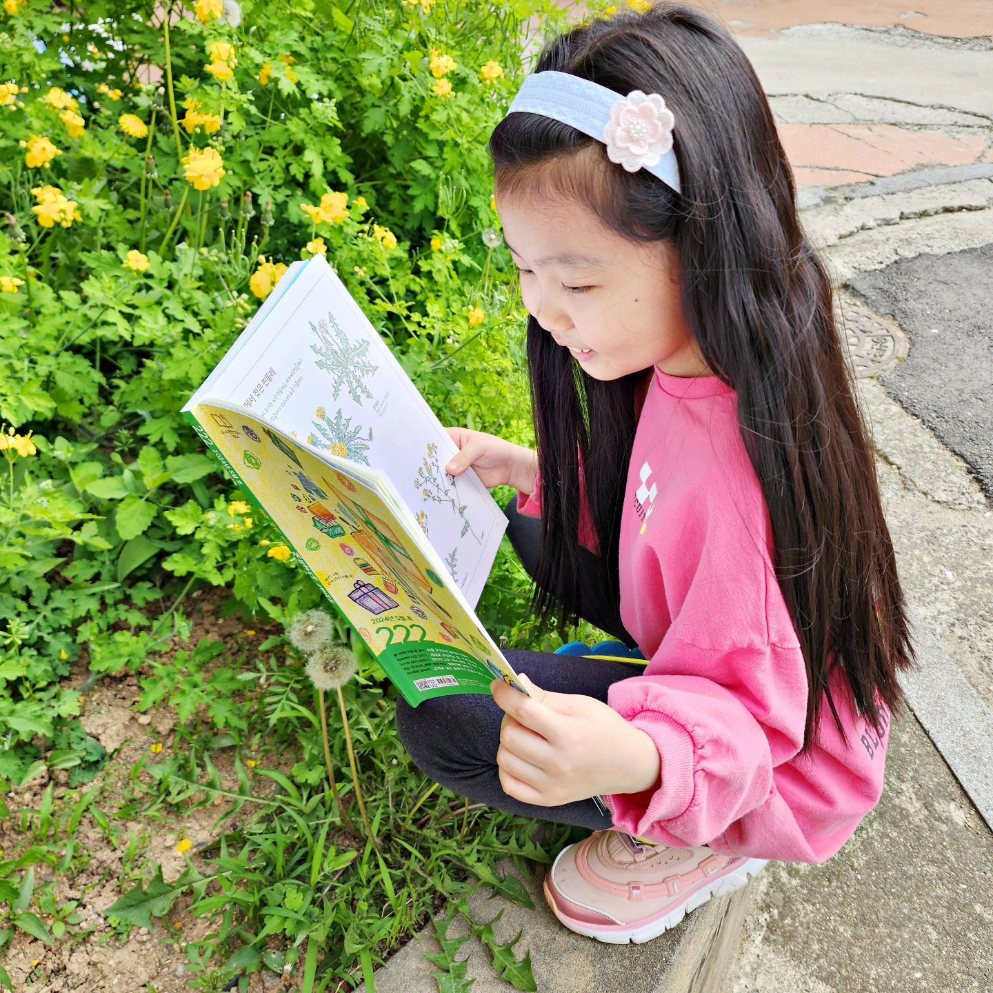 #협찬 매월 기대되는 어린이잡지📚 

오늘은 솔아와 함께 민들레를 찾아 산책겸 동네를 돌아다녔어요ㅋㅋ 
개똥이네 놀이터를 #정기구독 하면 도서세트가 도착되는데 5월호에 실린, 민들레로 팔찌와 반지를 만드는걸 보고는 솔아도 직접 해보고 싶어해서 겸사겸사 산책했어요😊
4월호에는 제비꽃이었답니당ㅎㅎ 매월 바껴요~

집에서 공룡도 만들어 보고 수록된 만화와 동화도 보고 워낙 다양한 이야기가 많아서 다음달도 기대되는 어린이잡지에요🥰

#개똥이네놀이터 를 정기구독하면 개똥이네 기자가 되어 생태공원 무료입장도 되고요! 6만원 상당의 도서선물도 받을수 있어요~ 
저처럼 처음에 어떤 내용인지 궁금해서 망설이셨던분들은 개똥이네 놀이터 잡지 샘플 맛보기 이벤트 중이니까 미리 확인해 보시구 정기구독 신청하시는것도 추천드려요!!

개똥이네 놀이터 정기구독 신청페이지 :
https://forms.gle/aE3gDuq9oHyRvXQ46

gae.nol #개똥이네집 #보리출판사 #어린이잡지 #보리국어사전 #보리세밀화도감