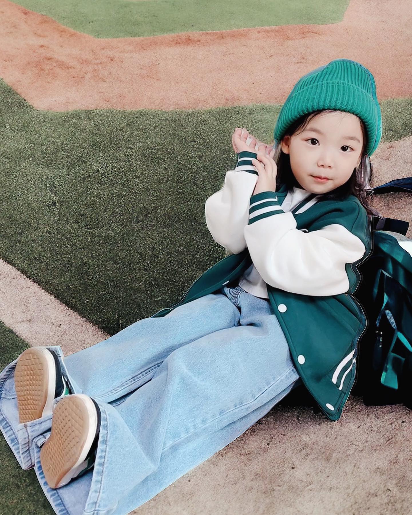 #협찬 x spao_kids 

8일만에 안아본 울 딸~~💚
오랜만에 보니 더 이뻐졌더라구요~?^^

엄마없는 아이가 돼서 머리 질끈 묶고 있길래
스파오키즈 바시티 야구점퍼입고 멋 좀 부려보았어요~

폭신폭신 쿠션지라서 활동성 엄청 좋고 물세탁가능이라
야외서 신나게 놀고 관리하기도 쉽구요
스포티하면서 멋스러운 배색과 디자인이라서 
하의 아무거나 입어도 패피가 될 수 있어요
시보리들 탄탄해서 더 고급스럽고 바람도 막아주니
안에 든든히 있으면 지금부터 입혀서 
봄바람 살랑불 때 크롭티 입혀 나가면 너무 이쁠거같아요~

상의: 스파오키즈 바시티 야구점퍼 Hunter 120호
하의: 스파오키즈 데님 팬츠 롱와이드진 라이트 인디고 120호

예리스펙: 102cm 16kg 

#키즈모델설예리 #키즈인플루언서 #키즈패션모델
#키즈패피 #키즈패션 #키즈봄옷
#스파오키즈 #봄신상
#봄아우터 #바시티자켓
#야구점퍼 #프레피룩
#키즈패션 #키즈아우터
#등교룩 #등원록