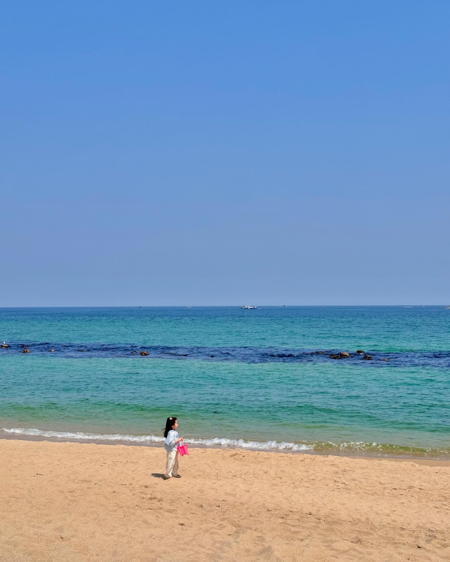 바다🌊 오랜만 .
바닷가에 앉아 수줍게 내민 선물 💝

컨디션 너무 별로라
병원부터 갔는데 한참 잘못된선택이었던..
첫날은 정신력으로 다녔던 하루 🥲

내 목감기는 더욱 심해진듯...