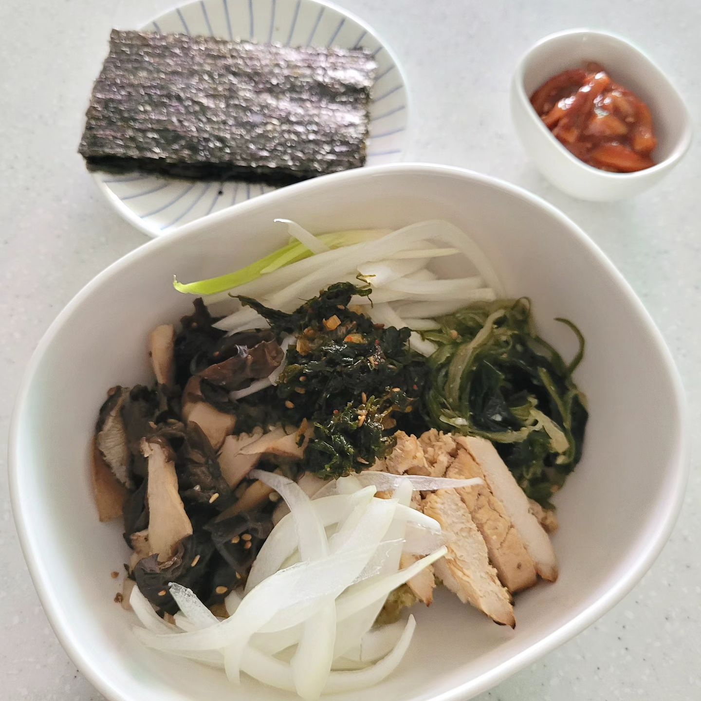 #직장인집밥

한식포케와 비빔밥 사이 어딘가
구운김
오징어젓갈

#직장인 #주말아점 #집밥 #엄마찬스

엄마가 보내주신 밑반찬들에 매운맛 뺀 양파채 비벼비벼 구운김과 엄마손 오징어젓갈 더하면 배가 빵!! 녹차향 가득한 잡곡밥과 비비니 포케가 따로 없구먼.

날이 우중충하니 꼼짝도 하기 싫은 사람

#녹차밥 #미역줄기볶음 #닭가슴살구이 #버섯볶음 #파래무침 #양파채 #구운김 #오징어젓갈 #포케 #한식포케 #비빔밥
