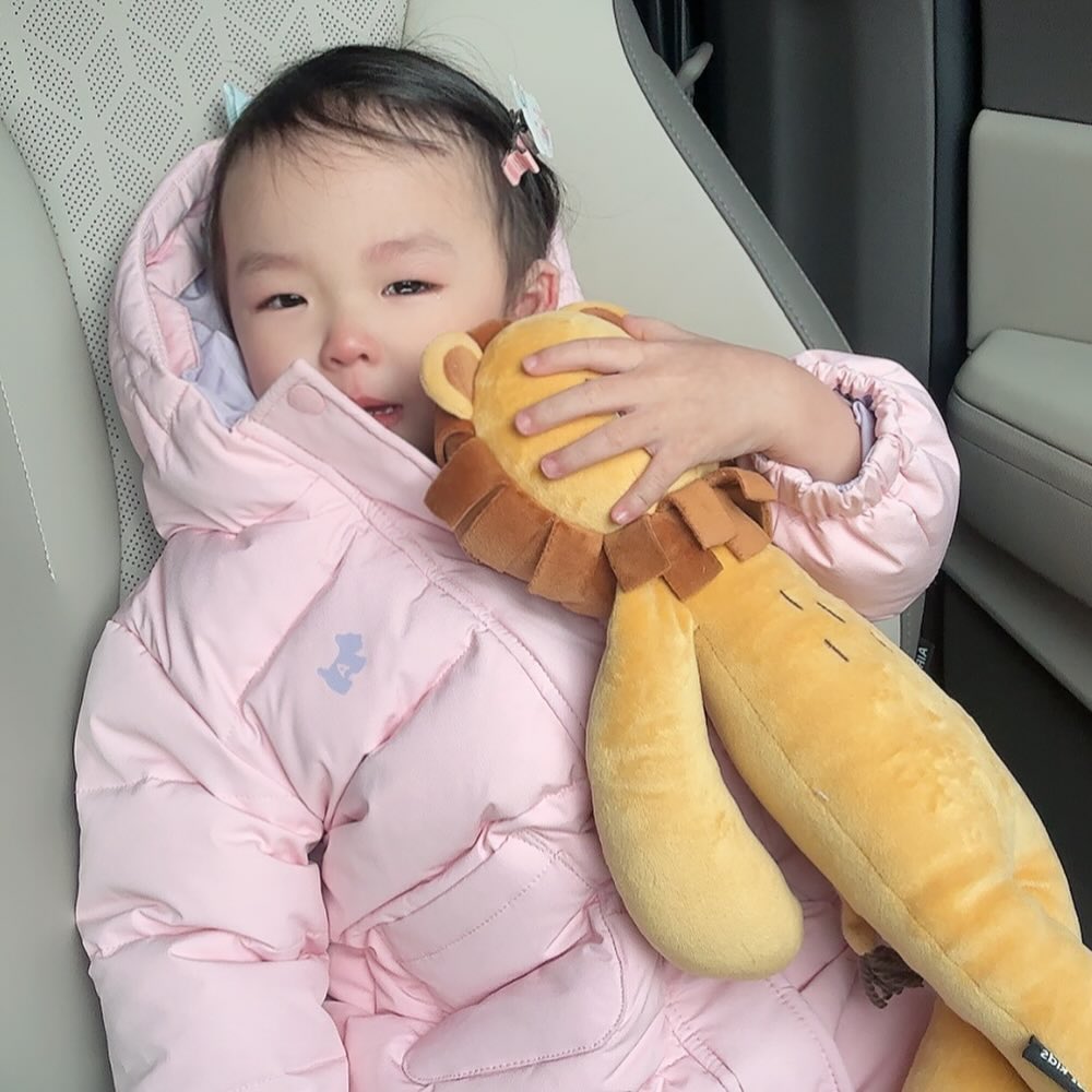 얼집에서 자는 딸램 깨워서 하원 🤣🤣

#집에가야지이제😂  ㅋㅋㅋㅋ

차에 앉혔는데 #우는모습이이뻐서 사진 찍음❤️

#너오늘이쁘다❓ #도치맘🦔 #신민아이뻐💕