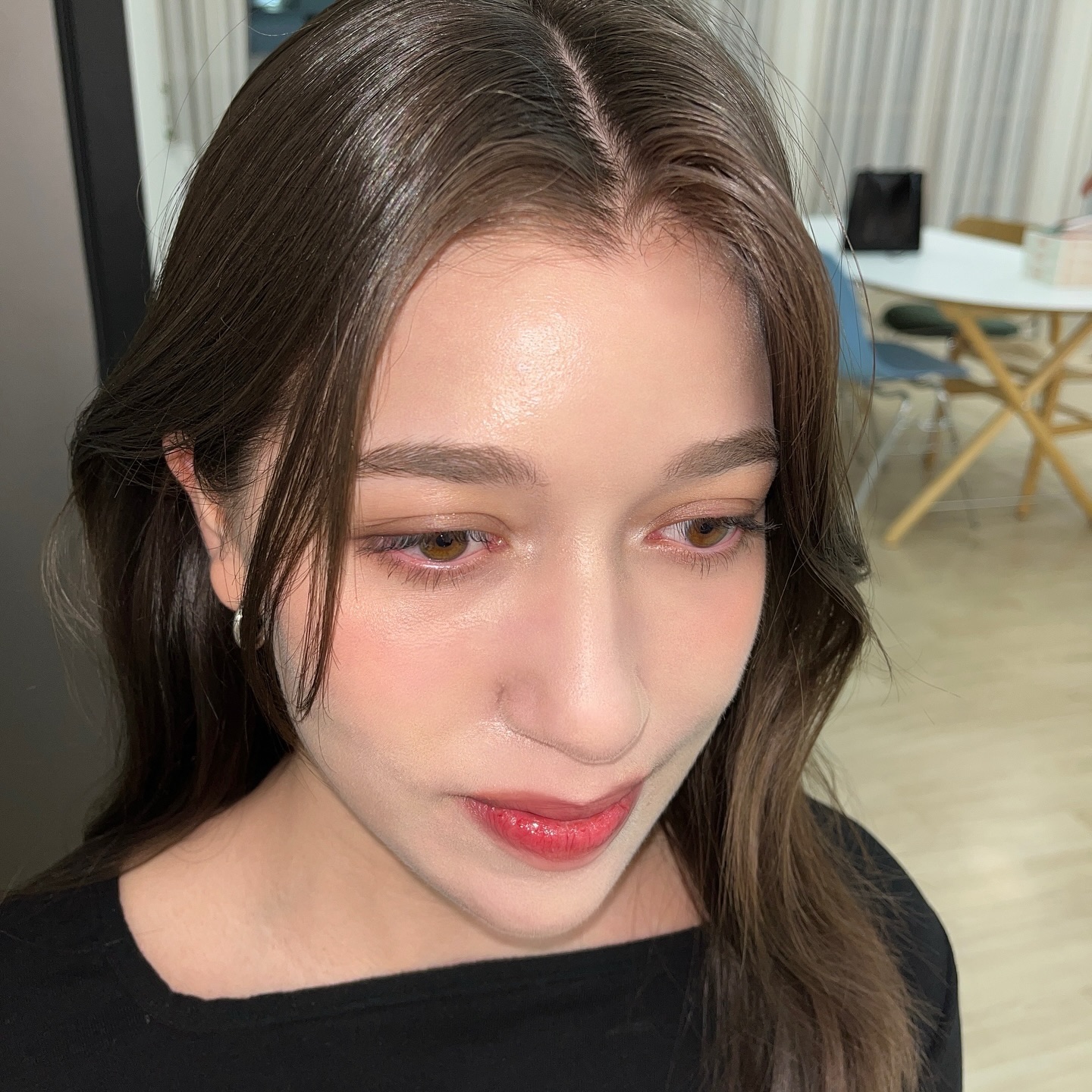 전체적으로 생기있고 약간 글로시한데
아이메이크업은 차분하게 채도빼고 눈 앞머리는 하이라이터 콱!
눈동자 색이랑 섀도우가 너무 찰떡,,

hair&makeup for re.i_official 

#메이크업#출장헤메#룩북#룩북촬영#외국인메이크업#대구메이크업#메이크업아티스트#쇼핑몰#일반인모델