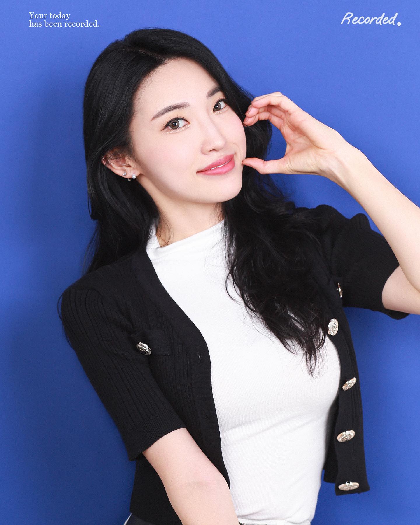 여러분 저 셀프 프로필 사진찍고 왔어요

너무너무 좋은 기회를 주신 recorded.rcdd 에게 감사인사 
드려용~ 

셀프로 셀카 찍듯 사진을 찍으니 
덜 어색하고 게다가 장인들이 한땀 한땀 보정 해주시니 인생 사진 드드등장💙

담엔 증명사진 찍으러 가볼려구요 !

인친님들도 가보세연😘

.
.
.

#협찬 #레코디드 #프로필사진 #증명사진 #셀프증명사진 #셀프사진관 #강남사진관 #강남역증명사진 #강남역사진관 #강남 #신논현