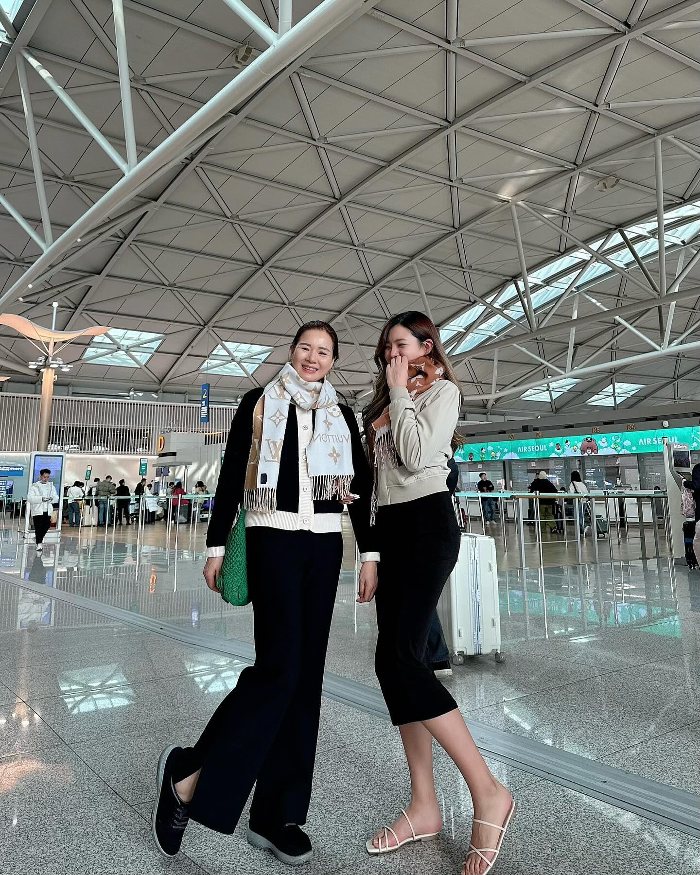 두둥 드디어 그날이에요~~~!!!!!✈️
68언니들 모시고 태국 골프여행 디데이!!!!>_<

역시 시작부터 범상치 않아욬ㅋㅋㅋㅋㅋㅋㅋㅋㅋ
체크인도 하기 전에 언니들이 갖고 오신 간식 파티부터...
떡이랑 샌드위치 거기에 뻥튀기. 직접하신 식혜까지
이거 다먹고 들어가서도 또 먹는얘기중ㅋㅋㅋㅋㅋㅋㅋ
통큰 언니들 덕분에 풍족하고 또 풍족한 여행이 될 듯 합니다😝

‼️여기서 수화물 문제~~~~~‼️‼️‼️

⭕️풀리오는 기내수화물일까요? 위탁수화물일까요?

✔️이거 은근히 헷갈려서 물어보시는 분들 많으셨어요!
우리 핸드폰 보조배터리 위탁으로 못 부쳐서 기내에 갖고타시죠?
풀리오도 ”무선“ 마사지기라 옆에 배터리가 부착되어 있어요!
때문에, 갖고타시는 기내로 짐 싸주시면 된답니다😍
저는 일본, 태국, 다낭여행 싹 다 풀리오 챙겨갔었는데
너무 너무 너무~~~~잘쓰고. 같이 사용한 지인들 다 샀답니다ㅋㅋ
들고타면 기내에서도 쓸 수 있으니 #오히려좋아 #영업성공 ✈️

참. 내일은 제 친한 동생들도 방콕 골프장으로 와요ㅋㅋ
68언니들은 울 엄마 주축으로, 내 동생들은 내 주축으로⛳️
Made in 임예슬 여행. 무조건 재밌게 보내다 갈게요!!!!!!!

💜 예슬림 운영은 #정상운영중입니다 💜

풀리오 오픈 오늘밤 12시 일요일로 넘어가는 자정이에요!
오픈런하시고 선착순 이벤트까지 꼭 놓치지 마세요~~~😉
압박밴드는 따로 최저가 추가로 옵션 넣어뒀답니댜🫶🏻

🎁선착순 구매 열분 페이백 1만원! 배송확정 후 입금(10명)
🎁스토리 구매인증 무작위 열분께 스벅쿠폰 증정☕️(10명) 

#예슬림