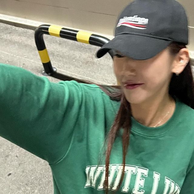 슬이 on Instagram: "#광고 가을 맨투맨 🌿🌿🌿 쫌 맘에 든다잉 :-)💚 ㄴ POLY 27% COTTON 73% ㄴ 어깨선을 자연스럽게 드롭시킨 세미오버핏 실루엣 ㄴ 코마사 3단 쭈리 원단 사용하여 탄탄한