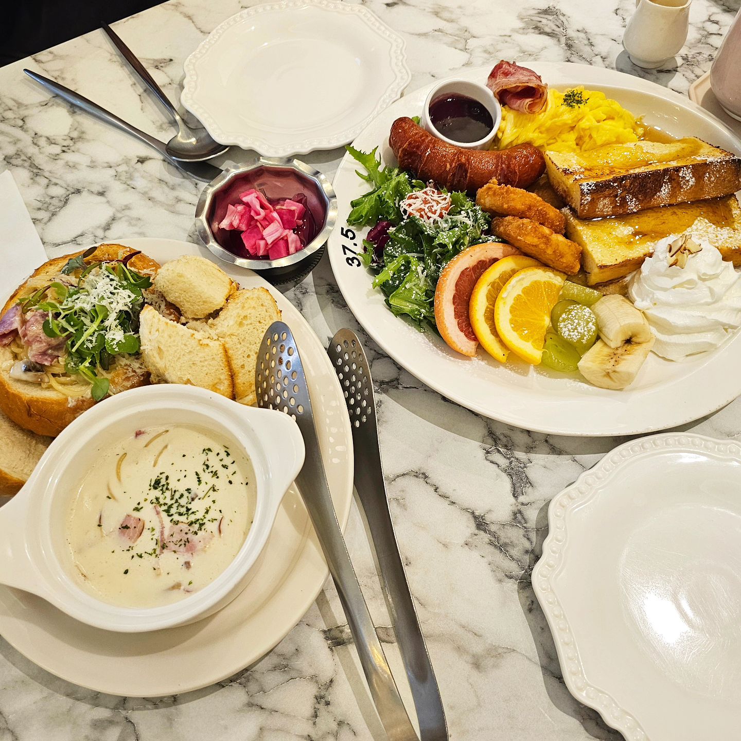 #협찬 ⭐️37.5 인천구월로데오점⭐️

근사한 분위기에 맛도 훌륭한 브런치 카페 발견💕

인테리어가 화사하고 고급스러우면서도 예쁜 곳이라
데이트 장소로도 추천하는데요.

😋37.5 체인점이라 한번은 꼭 가보고 싶었는데
가성비도 뛰어나고 생각보다 양도 푸짐하더라고요.

메뉴 종류도 굉장히 다양해서 브런치 메뉴는
기본이고 파스타, 리조또, 스테이크, 피자, 수프,
샐러드, 버거, 떡볶이, 커피, 차, 요거트 스무디,
과일 주스, 에이드, 맥주, 와인 등 없는 게 없더라는~
🍔🥞🍕🥗🍝☕️🍸🍽🍳🥓🧇🍌🍇🍓

저는 푸짐한 정통 미국식 브런치 16,900원 /
빠네 파스타 15,900원 / 딸기바나나주스 6,000원
주문했는데 시킨 메뉴 전부 다 합격!!!

다른 메뉴도 너무 궁금해서 다음에 또 와야지~
하는 생각이 저절로 들었고요.

아주 만족스러운 식사하고 왔어요😍

👍37.5 인천구월로데오점
✔️주소 : 인천 남동구 예술로 138 1층 (이토타워)
✔️영업시간 : 매일 10:00 - 20:30 
✔️브레이크타임 라스트오더 15:40 
✔️16:00-17:00 브레이크타임 / 19:50 라스트오더 
✔️전화번호 : 0507-1427-3705
✔️포장, 예약, 무선 인터넷, 남/녀 화장실 구분, 배달, 단체 이용 가능, 주차

#인천구월동맛집 #구월동브런치 #구월동파스타 #구월동브런치카페 #인천구월동브런치 #구월동브런치맛집 #인천구월동파스타 #인천구월동브런치카페 #인천구월동브런치맛집 #인천구월동파스타맛집 #삼십칠점오 #구월동맛집 #hotplace #restaurant #동네맛집 #맛집 #맛집그램 #맛집스타그램 #맛집인정 #맛집추천 #맛집탐방 #맛집투어 #맛있다그램 #맛스타그램 #먹스타 #먹방스타그램 #이토타워 #리뷰노트