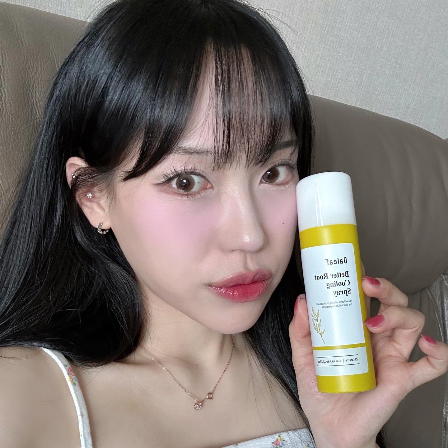 요즘 너어무 덥지 않나요..☀️☀️

daleaf_korea 에서 
🧊클로렐라 베러 루트 쿨링 스프레이🧊를 제공해주셨어요 

특히나 여름에는 두피 관리도 해줘야 해요 
피부 뿐만 아니라 두피에도 열이 오르면 안좋은거 알고 계신가요? 
두피 열이 지속 되면 탈..모 를 유발시킬 수 있답니다 ..

달리프 쿨링 스프레이로 두피 열감을 즉각 진정 케어가 가능합니다아!!
저도 사용해보니까 너어무 시원하고 편리해서 휴가 갈 때 챙겨가려구요..🤍
게다가 정수리 퍼퓸 케어도 가능합니다 ? 
우리 여름에 두피케어 꼭 하자구요 🤍🤍

#협찬 #광고 #협찬문의 #달리프 #daleaf #ダリーフ #쿨링스프레이 #달리프쿨링스프레이 #올리브영추천 #올리브영스프레이 #두피쿨링스프레이