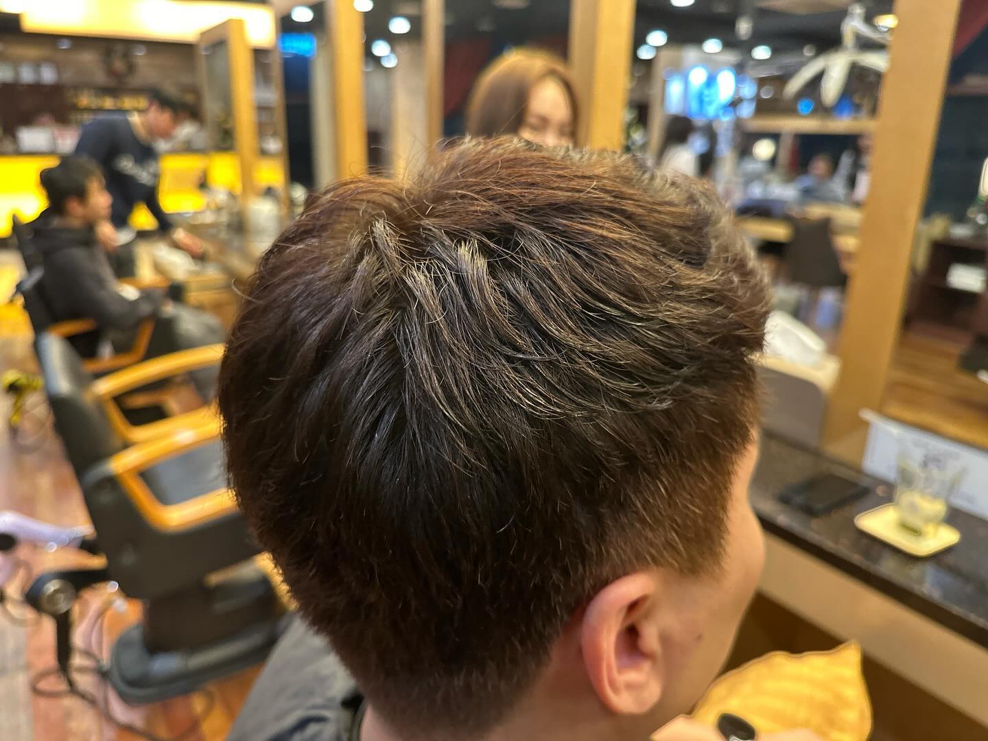 #협찬 
hairdia hairdia_seohyeon _so_ri

기분좀 내고 싶다고 하는 신랑 데리고 간 
분당 서현역 미용실 헤어다이아 🫶
확실히 솜씨가 있으니까 스타일이 확 살아
신랑도 저도 만족했던 곳 이에요 💛

염색, 컷트, 크리닉까지 한번에 관리받았는데
손도 빨라서 지루할 틈 없이 관리 받은 너낌😍
너무 만족스러워서 단골 미용실로 찜콩입니다👏🏻👏🏻

#헤어다이아 #hairdia #서현역미용실
 #서현미용실 #분당미용실 #댄디컷 #리젠트컷
 #염색#밀크브라운#분당남자머리