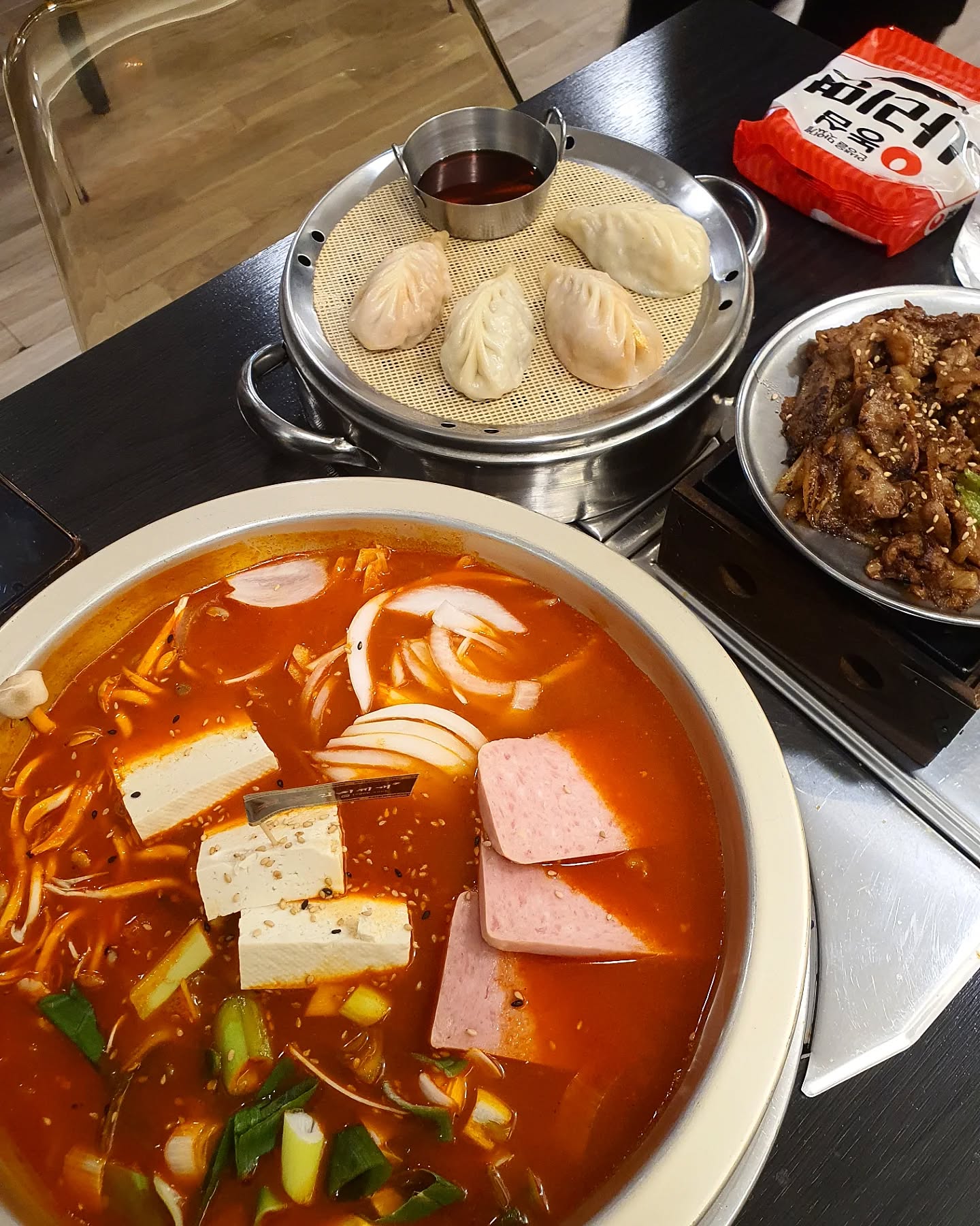 밥이랑 라면사리가 무한제공인 김치찌개 집 !!
북성로 불고기에 불향이 제대로 나서 너무 맛있었다
수제만두는 고기만두랑 김치만두 반반해서 먹었는데
수제만두인 줄 모르고 먹었는데 한 입먹고 맛있어서
메뉴판 보니 수제만두였다 😋
김치찌개는 맵기 조절도 가능해서 좋았고, 
토핑은 고기랑 스팸 중에서 고를 수 있다 👍
집 밥이 먹고 싶을 때 오기 좋은 장소이다 :)
.
.
[MENU]
🚩3인세트 :: 39,000원
(김치찌개,북성로불고기,대접밥,라면사리) + 수제만두4p
.
.
.
#협찬 #경산김치찌개 #경산맛집 #시지맛집 #영남대밥집 #영남대맛집 #경산만두 #영남대김치찌개