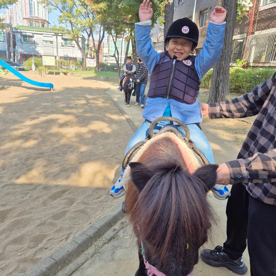 .
#튼튼이피드 #20241111

승마수업🐎
아직 먹이주기는 무섭구나 ㅋㅋ

#63개월
#승마수업
