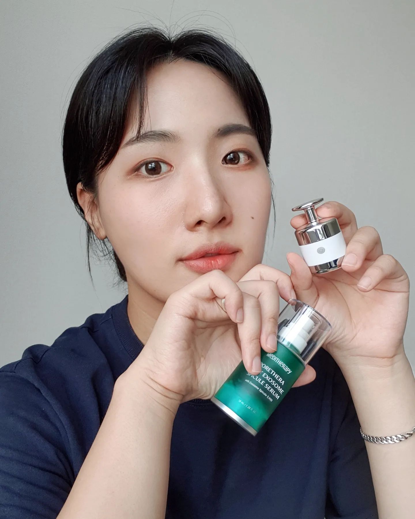 #광고 #제품제공 meditherapy.co.kr
혁신적인 모공 타이트닝 효과, 메디테라피
포쎄라 샷 엑소좀 스피큘 세럼&미니마이저🌱

순도 100% 엑소좀 스피큘이 함유된 세럼으로
모공을 조여주고 미니마이저 EMS 샷 모공 중추파로
모공을 다시 조여주는 2step 모공 타이트닝 

1회 사용으로도 *모공 면적의 33% 감소
임상시험 결과로 신뢰도 UP🙋‍♀️

관리 받는 듯한 미세한 자극감으로 사용하기에
부담이 없고 매일 가볍게 마사지하듯이
부드럽게 모공 케어 루틴중🙌

확실히 전보다 피부 화장이 잘 먹는듯한 느낌!
신경쓰이는 모공 관리는 메디테라피 포쎄라 샷
엑소좀 스피큘 세럼과 미니마이저로 해결하는 중🧚‍♀️

*포쎄라 스피큘 앰플+디바이스 26%(126%) 개선 
.
.
.
.
.
.
.
.
#포쎄라 #메디테라피 #모공관리 #스피큘 #디바이스 #홈케어 #싱글즈 #인품사 #셀스타그램 #셀피스타그램 #뷰스타그램 #뷰티스타그램 #데일리룩 #데일리패션 #코디스타그램 #ootd #소통해요🙌 #소통스타그램 #소통환영🙌 #맞팔해요🙌 #인친환영 #맞팔환영 #좋반 #댓반 #맞팔은댓글 #그로커 #likeback #commentback