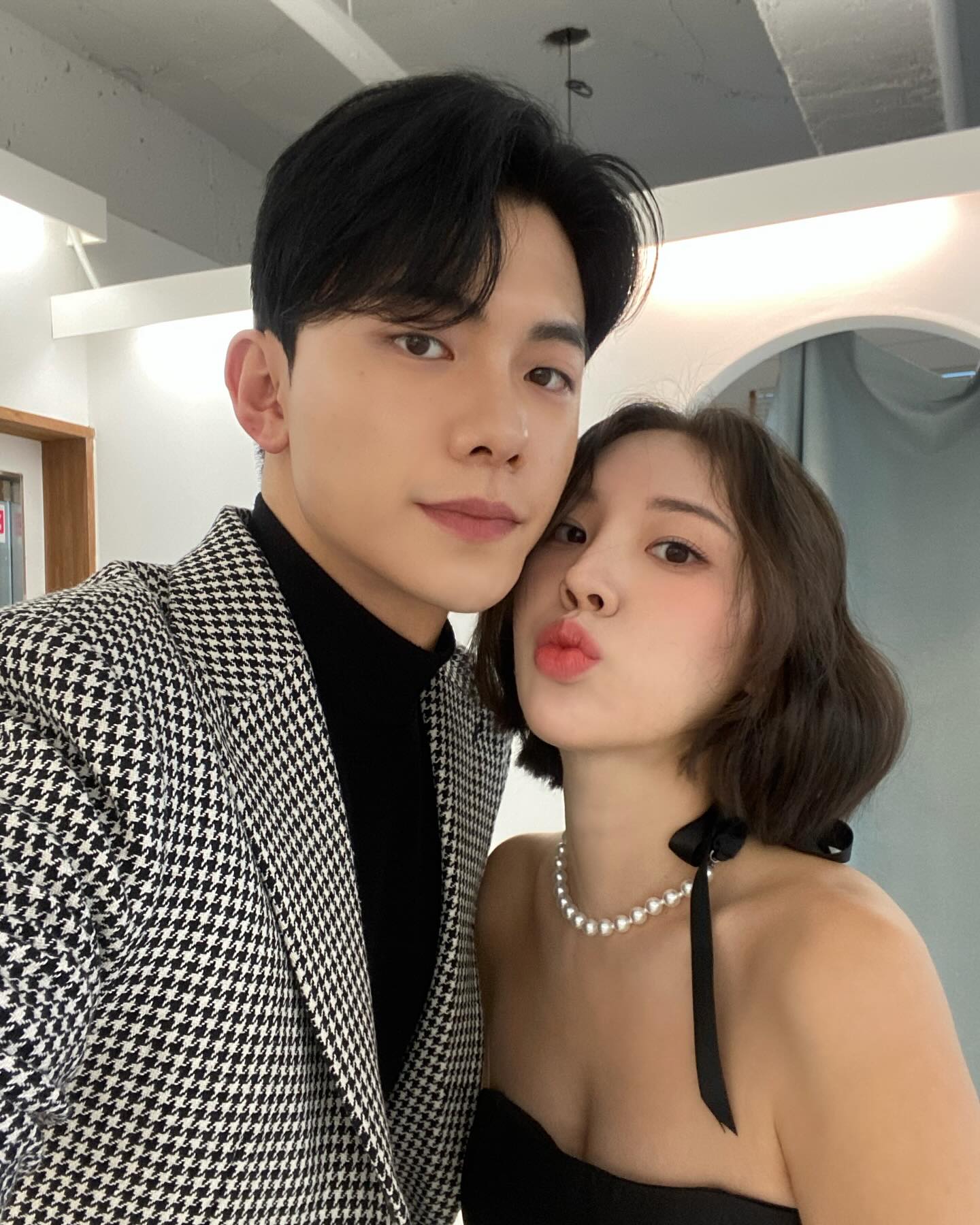 헤메를 찰떡으로 해 주신 샵 덕분에
오랜만에 제대로 건진 마음에 드는 투샷 셀카🤵🏻‍♂️👰🏻‍♀️

그나저나, 눈 뜨자마자
#데이아르기닌 으로 체력 빵빵하게 채워놓고
#데이효소 #데이제로 매끼마다 먹으면서
먹는 족족 소화>배출 해 가며
애기배 말고 내배는 최대한 안나오게 해 주고(ㅋㅋㅋ)
요즘 열심히 테스트 하고있는
곧 출시 예정인 신제품으로 붓기까지 관리 해 주면
#임신20주 몸무게 +4kg 찍은 저도
웨딩모델 할수있다 이거에요✊🏻
(물론 다이어트 보조제인 #데이어트 를 못먹어서
군살.. 체지방.. 몸무게 관리는 못하고 있지만
출산 하자마자 싹 빼버리면 되지요 뭐!)

현재, #데이라인 set프로모션이랑
전제품 연말연초 프로모션 앵콜까지 한꺼번에
🔛되어있는거 아시죠!?
set프로모션은 거의 50%에 육박 하니까
평소 전제품 다 궁금하셨던 분들 참고 해 주세요.