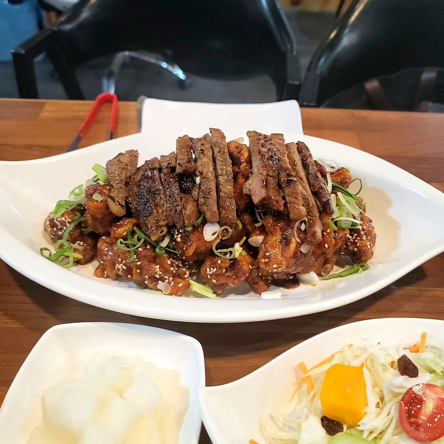 #수원왕갈비통닭
⠀
비오는 주말 치맥하러 방문한 수원왕갈비통닭
우리가 주문한건 진짜 왕갈비통닭.
양 완전 푸짐하고 서비스로 내어주신
다른 반찬들도 많아서 둘이서 배부르게 먹었는데,
특히 꽈리고추튀김이랑 치킨을 같이 먹으면
 생각보다 궁합 좋음ㅋ
⠀
치킨 먹으며 느끼하고 목막히는 타이밍까지 기다렸다,
벌컥벌컥 마셔주는 생맥주는 내 인생 최애
⠀
서비스로 주신 닭껍질튀김이 너무 바삭해서
집에 올때 후라이드 한마리,닭강정 한마리도 포장해서
다음날까지 치킨 파티ㅎㅎㅎ
⠀
경기 수원시 권선구 세권로221번길 34 1층 103호
매일 11:00-23:30
0507-1438-7530
⠀
⠀
⠀
⠀
#권선동닭강정#수원닭강정맛집
#수원화성 #수원나들이 #수원맛집
#좋아요 #먹스타 #먹스타그램
⠀