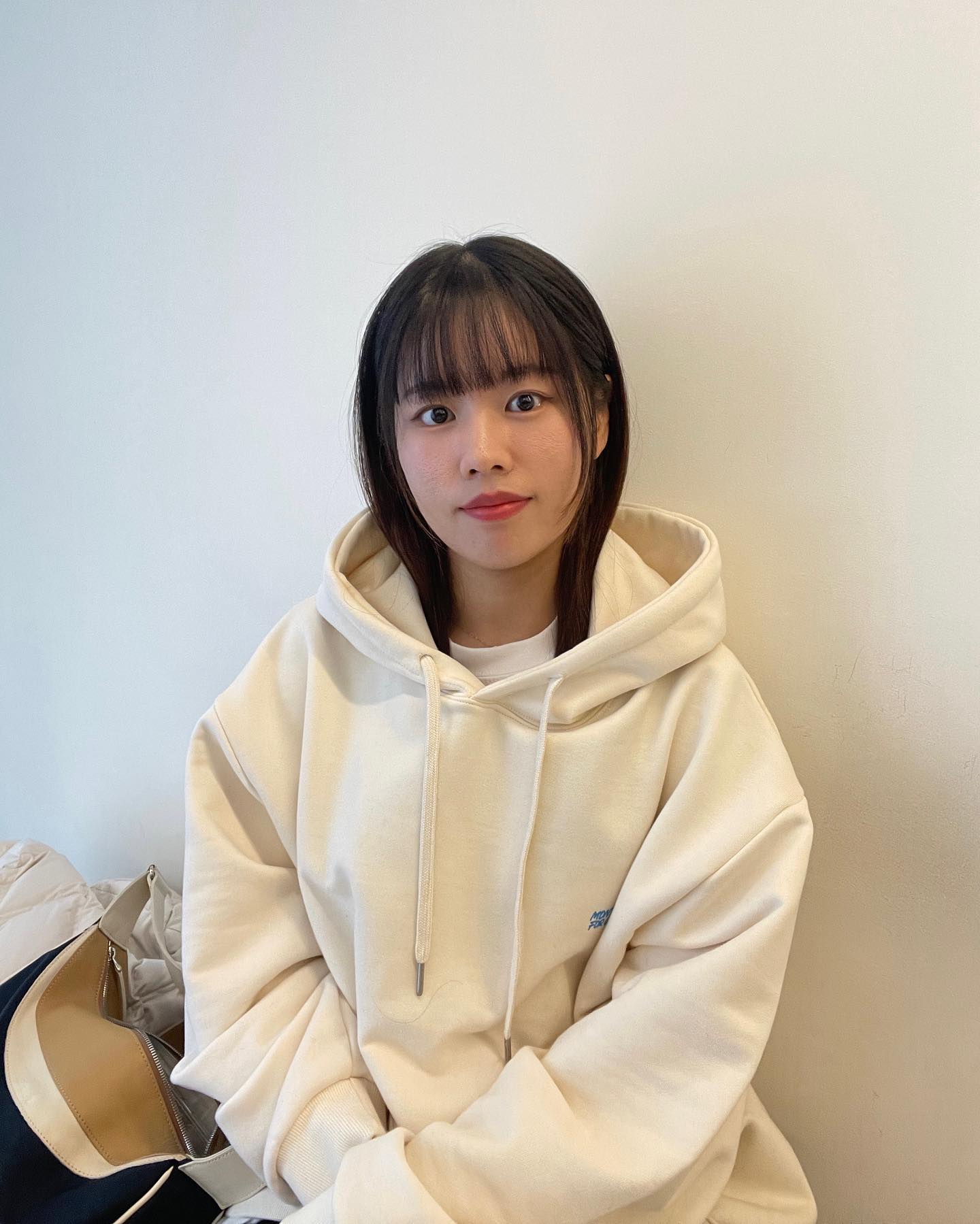 #EVENT 후디 러버+입문자들 여기로🥰

후디+맨투맨 맛집 monthforus
👉전 품목 30% 할인 진행중

여기에 인친님들을 위한
추가 25% 🤫 시크릿 할인코드🎫
(최종가 미쳤어요!!!!!!!!!반값에 가져가세요🫶 전 품목 적용가능)

🎀참여방법
1.  게시물 좋아요+저장
2.  DM으로 25% 추가 할인코드 요청

평소 후드 즐겨입는 분이나
오버핏 후드 도전해보고 싶으신분
이번 기회에 저렴하게 겟 하세요🫶

-Top
MONTH SIGNATURE LETTERING LOGO HOODIE 
IVORY L Size 착용

✔️딱 예쁘게 떨어지는 낙낙한 오버핏
✔️큰 모자 사이즈
✔️예쁜 색상과 포인트 로고

*해당 할인은 ~12.31 까지 유효합니다

#후드맛집 #맨투맨맛집 #오버핏후드 #후드추천 #겨울후드추천 #후드티코디 #후드티추천 #패션계정