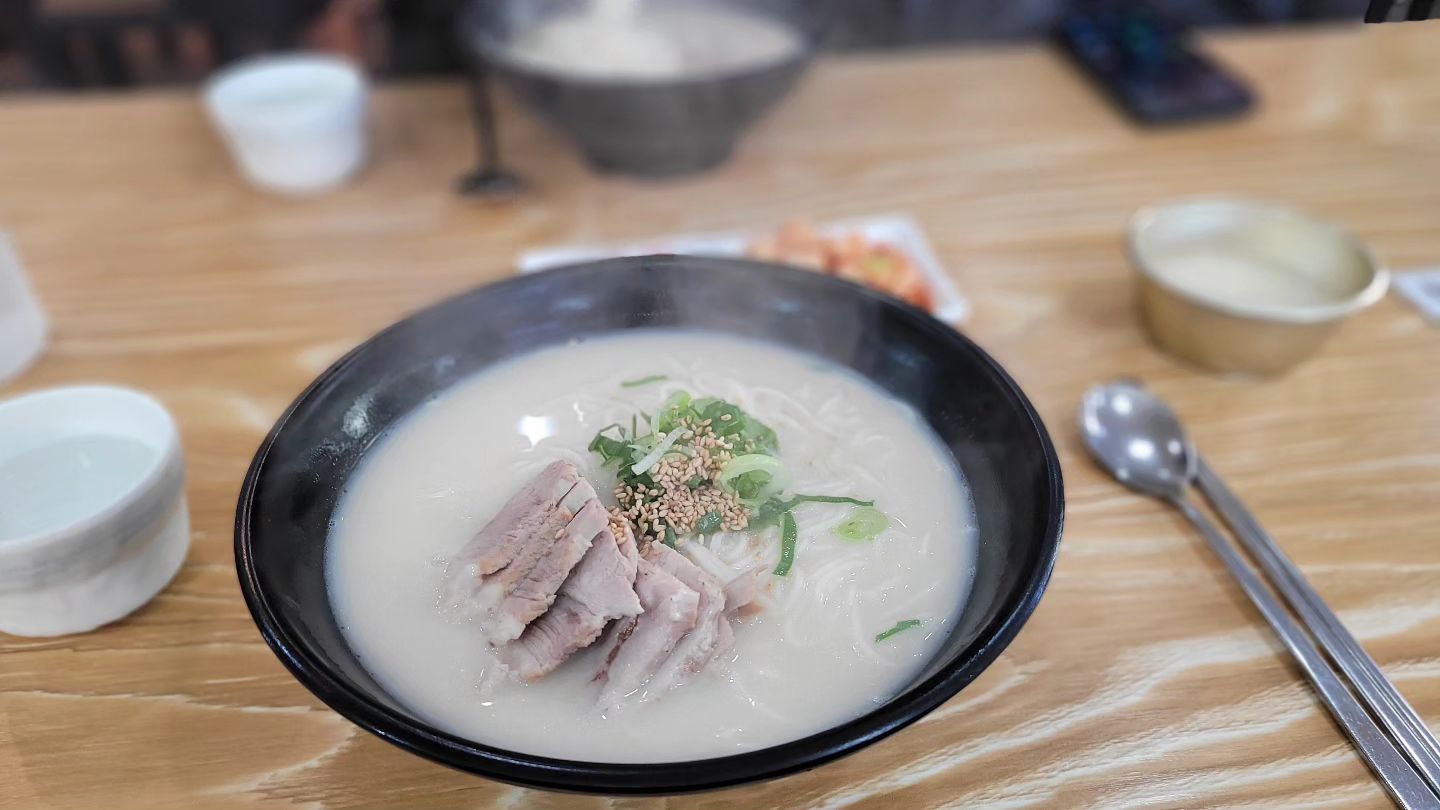 #주말일상 #시민국수 
금요일에 시댁에서 잔 아이들 덕에
토요일 아침 신랑이랑 데이투 
이게 얼마만이야. 대체 ㅋㅋ
아침일찍부터 눈이 떠진탓에 둘이서 한시간이나
꽁시랑꽁시랑 수다떨다가
고기국수 먹고싶다는 말에
단골집은 오픈시간이 늦어서
혼자검색하더니 
데꾸간 시민국수
막걸리 무료인건 좋네ㅋㅋ

너무고마운데
주말에 회사앞에 지나가는건 별로인거같어ㅋ
다음부턴 뺑~~돌아가 주겠뉘?ㅋㅋ
#김가네시민국수용문점 #회사앞 #대전맛집 #일상 #데일리 #주말일상 #데이트 #막걸리무료