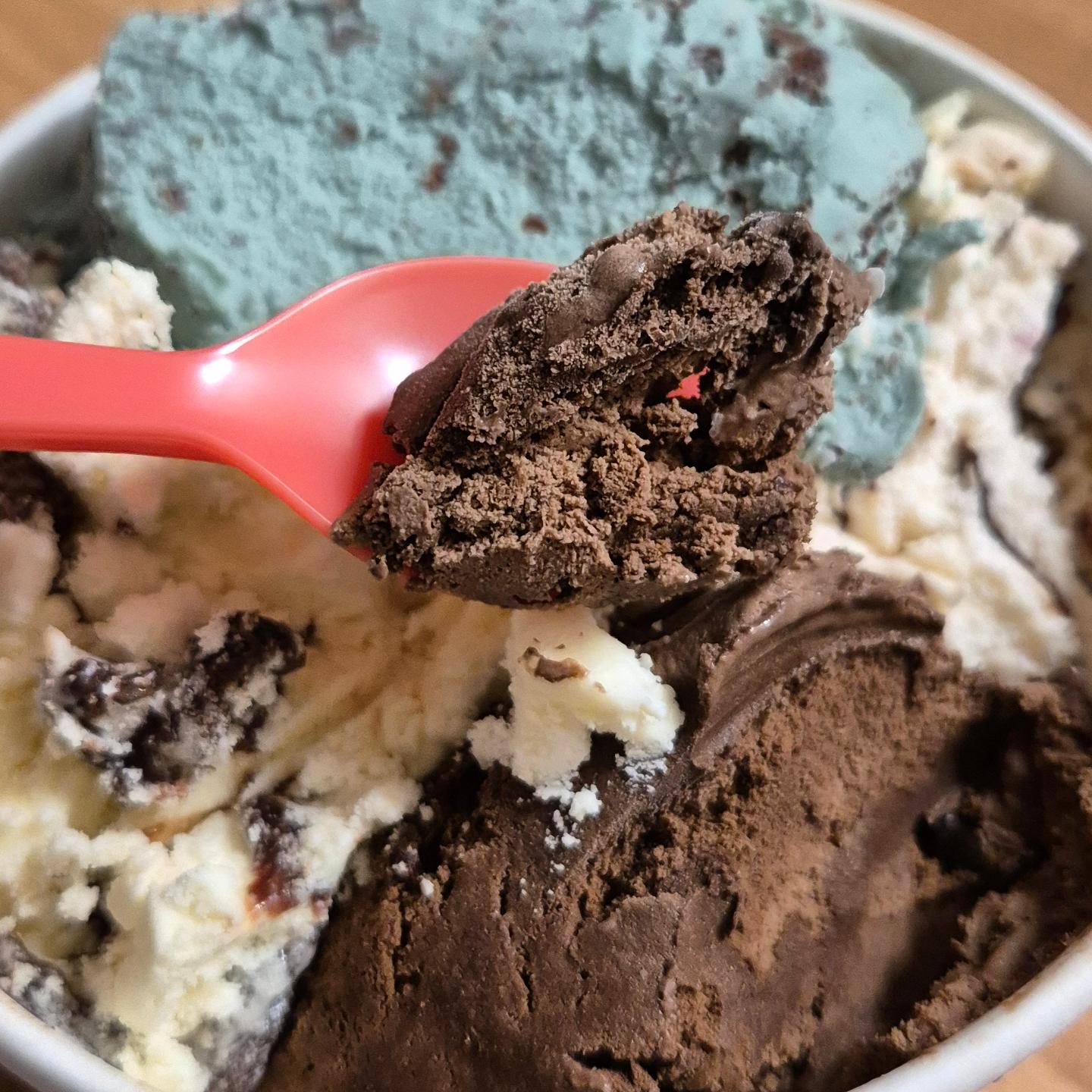 구관들 사이에 신상스크림 등장!!!🤪🍨🍦
초콜릿무스 상위버전 바삭한쫀꾸렛 쫀맛탱 😭🍫

#바삭한쫀꾸렛 #아이스크램 #바삭한쫀꾸렛쫀맛탱
#베스킨라빈스 #아몬드봉봉 #민트초코칩 #바람과함께사라지다