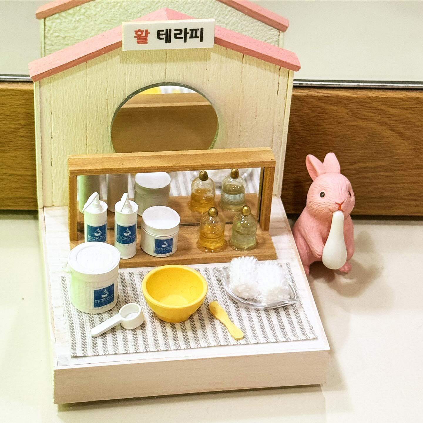 #협찬 hwal_therapy 
슬리밍 테라피 받으러 갔다가 딱딱하게 뭉친 속근육 완전 풀고 온 #활테라피 💯점 후기!!

예신관리 이제부터 제대로 할려고 활테라피의 슬리밍 케어인 잼테라피 받았는데 아픈 목어깨 +허리 통증 제대로 잡혀서 너무 행복했던🥰

경력 20년차 원장님이 관리 들어가기전 몸 상태를 체크해주시고 안 좋은 곳 뿐만아니라 연관된 주변 근육 및 통증 트리거 포인트를 자석처럼 찾아서 풀어주시는 노하우가 엄청나서 관리 내내 감탄을 금치 못했던😳

보통 슬리밍 수기 관리는 아프게 하는 곳이 많은데 활테라피는 정말 편안하고 지긋한 압으로 속근육까지 통증없이 풀어내고 지속적으로 근육을 활성화 시켜서 슬리밍 효과를 극대화해주는 특별한 케어✨

6가지의 풍부한 과일과 눈길을 사로잡는 컬러테라피로 집중 관리가 가능한데 나는 독소 배출 효과가 있는 초록색으로 제대로 노폐물 빼고 온 날💚

#송파구마사지 #송파구윤곽관리 #방이역체형관리 #방이역윤곽관리 #방이역통증마사지 #방이역슬리밍 #방이역마사지