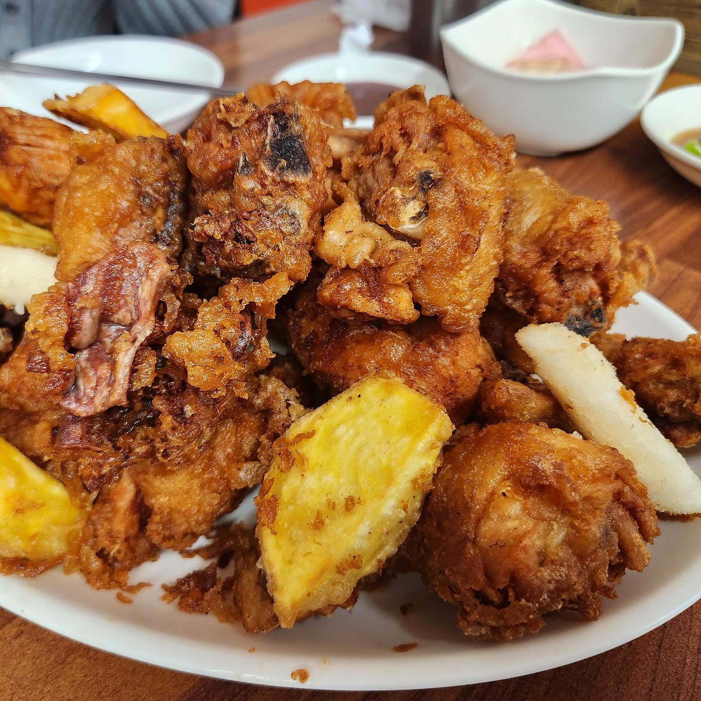 청량리에 통닭골목이 있다는 거 저만 몰랐나유? 🥲
알자마자 호다닥 먹고 왔지요 🧚🏻‍♀️
통닭골목에 여러 가게가 있지만 #동경통닭 이 제일 맛있다는 여러글을 보고 동경으로 픽💕🍗 

소자랑 대자가 2천원차이밖에 안나서 맛있는 부위만 골라먹자묘 대자시켰는데ㅋㅋㅋ 다 먹어버렸네요 꺅😏

바삭바삭한 튀김옷에 같이 넣어주신 떡튀김,고구마,닭똥집 
다 너무 맛있고, 시원한 생맥주랑 먹으면 금상첨화~~~😎😎

너무 만족스러워서 오빠랑 통닭골목 가게들 도장깨기해보기로! 요기 다른가게들도 다 맛있을 것 같애🥰🥰

#청량리통닭골목 #통닭맛집 #청량리맛집