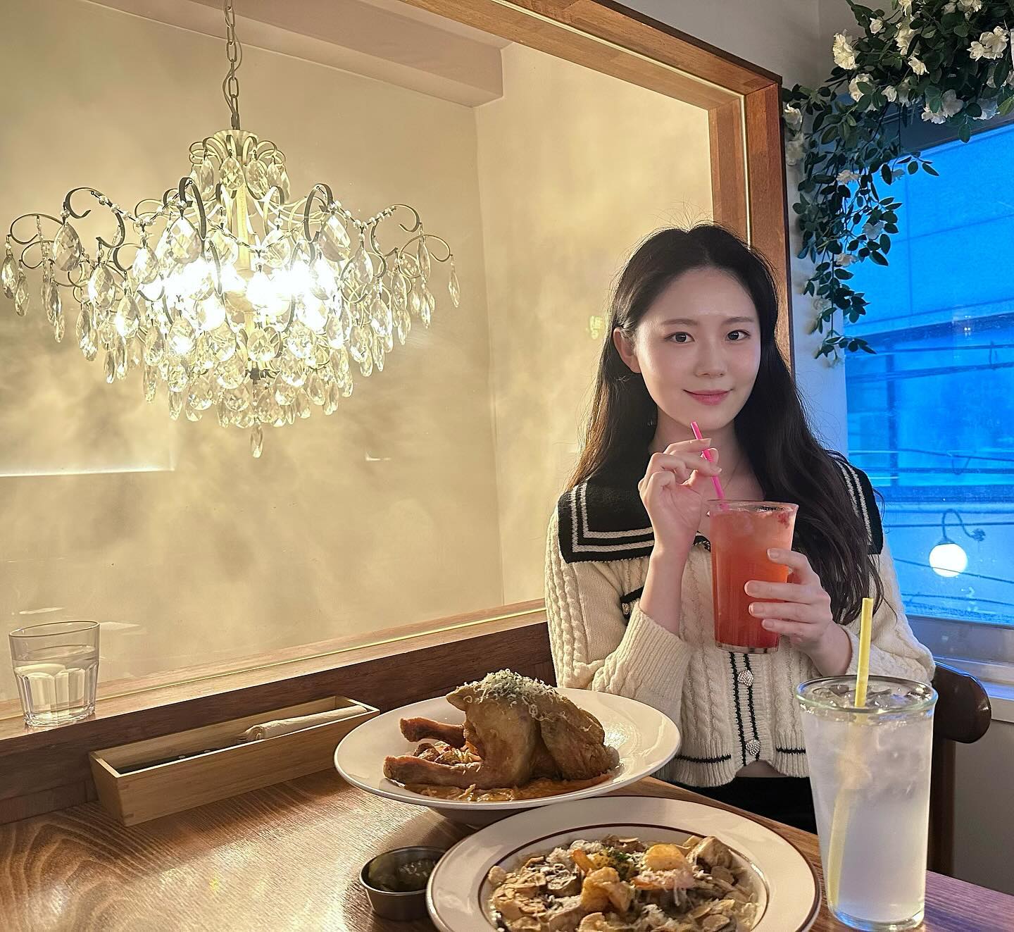 ️ #협찬 힙지로 맛집 을지로제에 방문했어요😊
을지로제에만 있는 특별한 메뉴!
바삭한 통닭한마리가 통째로 올라간
⭐️누룽지 통닭 파스타🍗
제가 먹어본 파스타 중 플레이팅도 이쁘고 가장 맛있었어요!!
여러 조명들이 은은하게 밝혀줘서 와인바 같은 느낌이 나요!
로제파스타, 로제 와인과 맥주! 상호명에 맞게 컨셉에 충실한 을지로제❣️
매일 직접 만드는 화학조미료 첨가되지 않는 수제소스를 맛 볼 수 있습니당ㅎㅎ
닷지 좌석도 있어 혼술하기 좋고 단체 예약이나 대관 가능해요!

📍 서울 중구 수표로 48-17 2층 을지로제

#을지로맛집 #힙지로 #힙지로맛집 #을지로데이트 #을지로파스타 #을지로와인바 #을지로맥주 #을지로술집 #힙지로데이트 #을지로 #을지로입구 #을지로제 # 파스타 #파스타맛집