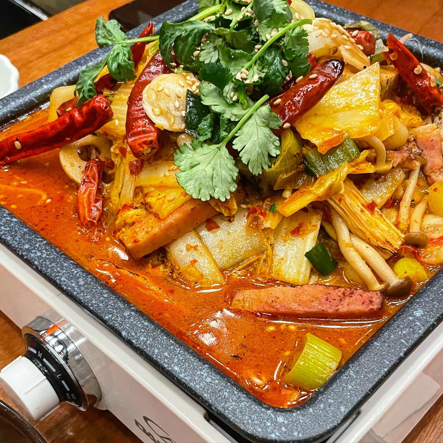 강남 마라탕 맛집 빙수 맛집 🥜♥️
#천진영감 
마라중독자가 인정하는 천진영감🥹🫧

꼭 가보세요!! 진짜 여태 먹어보지 못한 맛입니다 ♥️

우선 가자마자 천진마라전골 (홍스프)를 시켰습니다! 
맛은 총 4단계가 있는데 ⬇️

1 서울사람
2 중국유학생
3 천진사람
4 사천사람

나름 마라에 자부심있기에 3 천진사람을 시켰습니다ㅎㅎ 
처음 먹을때는 “생각보다 마라 약한데? 4단계 시킬껄ㅠㅠ” 
이랬는데 먹다보니까 
“이거 모야.. 혀 마비되는거 같아,,🥹 그치만 너무 맛있어..” 
로 바뀌더라구요ㅋㅋㅋㅋㅋㅋ 

너무 매울까봐 같이 시킨 닭다리살튀김 없었으면 
중도포기 했을거 같아요 🔥🔥
그치만 다음에 가도 3단계 시킬거지롱 😛

근데 이 집 끝판왕이 있어요.. 바로 땅콩빙수!!
태어나서 먹어본 빙수중에 가장 맛있어요.. 🥜❤️‍🔥🍨🍧
진짜 빙수로 매운혀 정리하자마자 다시 마라탕 먹는 자신을
발견할 수 있습니다ㅎㅎ ✨👍🏻

100점 만점에 99점 인생 마라탕 ‼️

.
.
.
✔️위치 : 서울 강남구 봉은사로6길 26 1층
.
.
.
.
.
.
.
.
#맞팔 #먹방 #먹스타 #봄음식 #음식사진 #푸드 #푸드스타그램 #더글로리 #인생네컷 #좋반 #신논현맛집 #논현맛집 #강남맛집 #강남역맛집 #서울마라탕 #강남마라탕 #신논현마라탕 #마라탕 #마라탕맛집 #오오티디 #일상 #소통