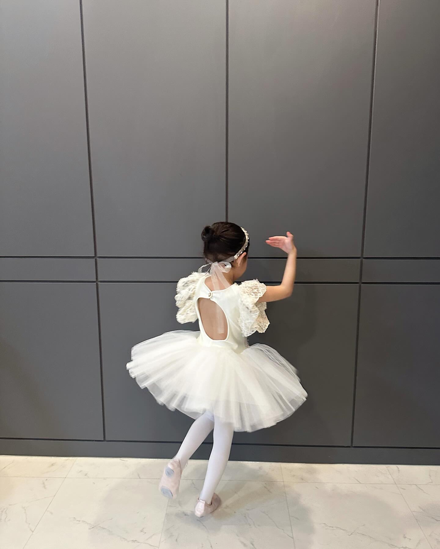 🩰 진짜 너무너무 예쁜 울애기 👧🏻❤️
오늘 처음 발레갔는데 얼집 같은반 친구 두명이나 같이 수업🩰
수업하는거 찍고싶은데 불투명유리 너무해... ☹️
그래도 우리로아 너무너무 좋아해서 엄마 행복☺️

#로아baby #6세발레 #발레리나가꿈이예요
#발레리나🩰 #사랑해울공주🫶🏻

#자...이제튜튜쇼핑을해볼까
