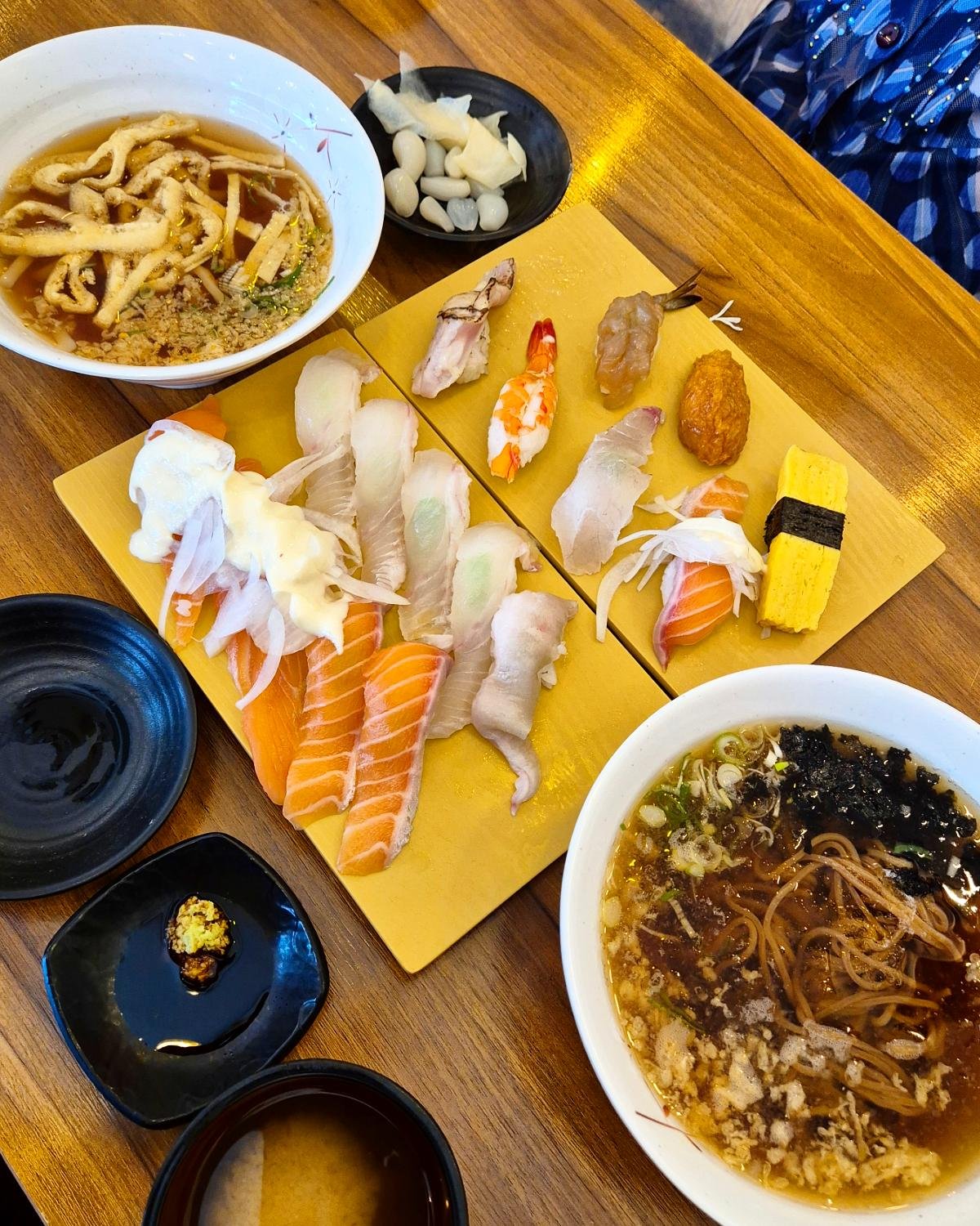 🍣송현초밥

성수팝업 갔다가 점심먹으러 송현초밥냠냠🚗🍣

여긴 먹는법이 따로 있었는데~초생강에 간장을 발라서 초밥에 발라먹는~캬 진심 넘나맛남😋초밥을 시키면 우동이 나오는데~추가금내면 냉모밀로도 변경가능~서비스로 마끼라 요쿠르트도 주시공~가성비 가심비 만족😍👍
ㆍ
ㆍ
ㆍ

#미아사거리역맛집#미아사거리역술집#미아사거리역초밥#미아초밥#미아동맛집#미아스시#미아데이트#미아일식집#미아술집#미아맛집#미아사거리맛집#미아사거리초밥#미아사거리회덮밥#미아회덮밥#송현초밥