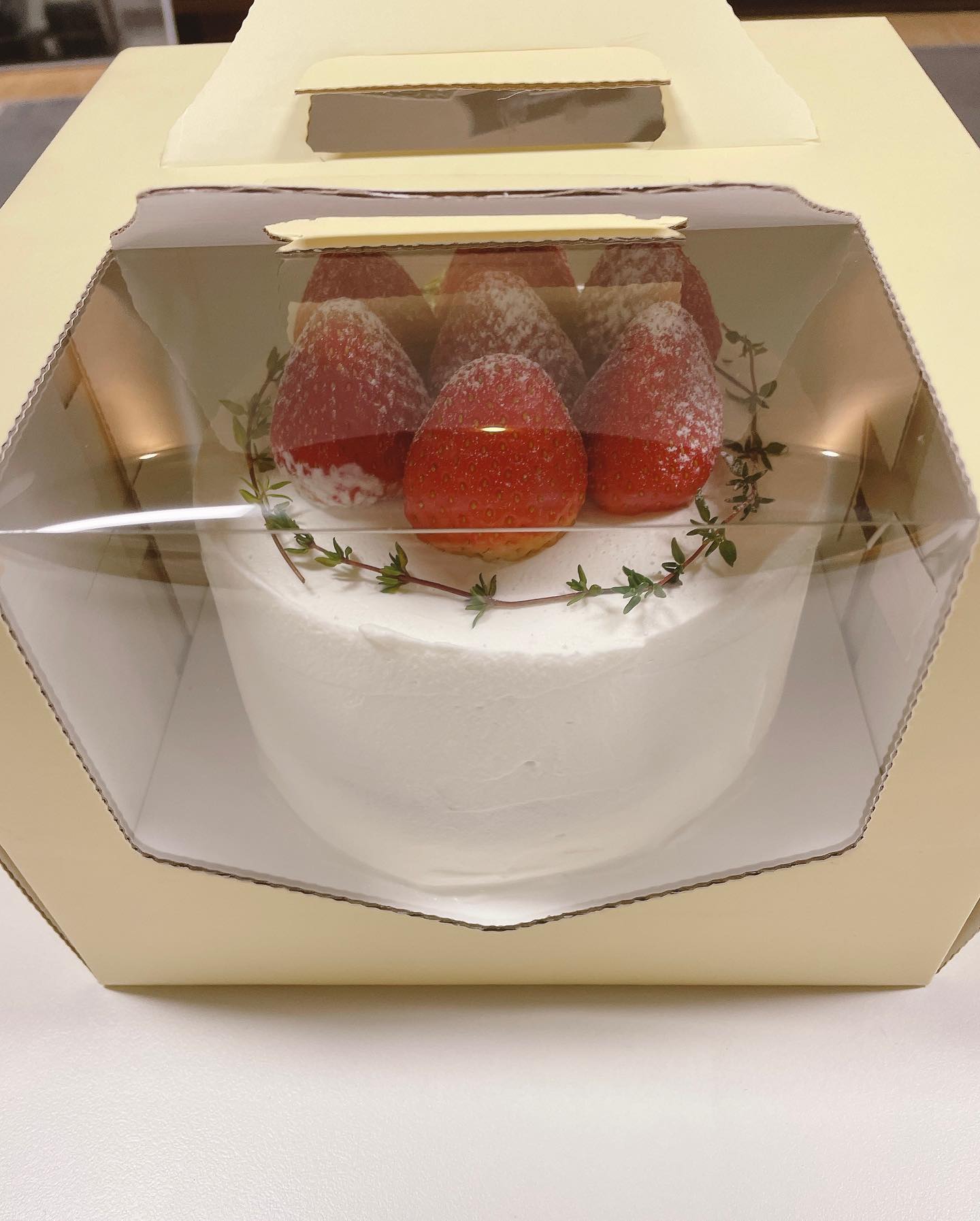 베린이가 만든 클쓰 딸기 케이크🍓🍰
참고 레시피: 자도르(J’adore) - 진짜 맛있는 딸기 케이크 레시피