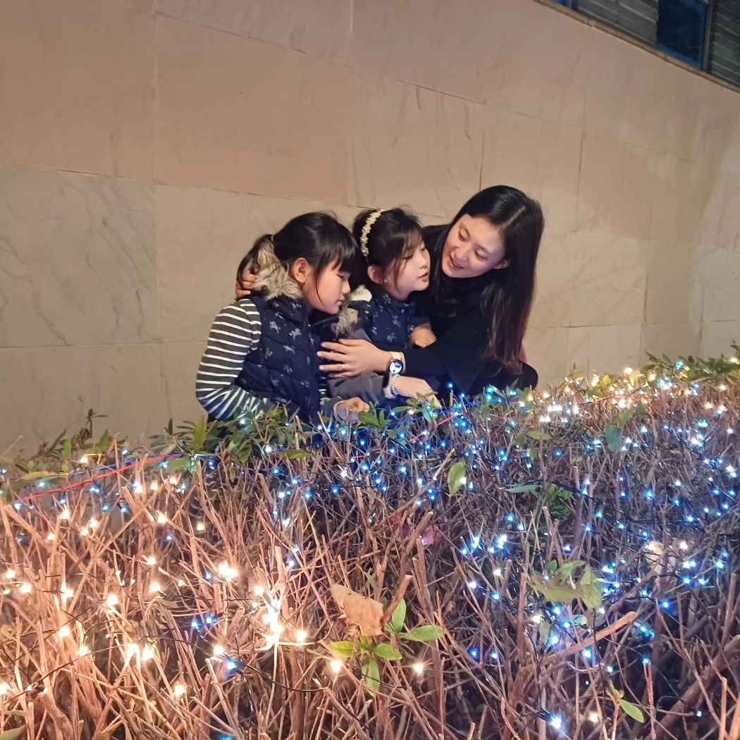 👩‍❤️‍👩
.
.
시도 때도 예고도 없이,
운전을 하다가,,,
계단을 오르다가,,,
건널목을 건너더가,,,
그냥 아무이유없이
멍해지다 슬퍼지다 내 모든 일상이 망가져버렸어.
아차싶어 간신히 다시 부여잡으며 살아가는중~
날 품어주던 한쪽 가슴을 생각치도 못하게 잃어버렸지만
내 두팔로 감싸 안아줘야할 아이들이 있기에
남은 온 힘을 다해 살아가는 지금.
#벌써십이월